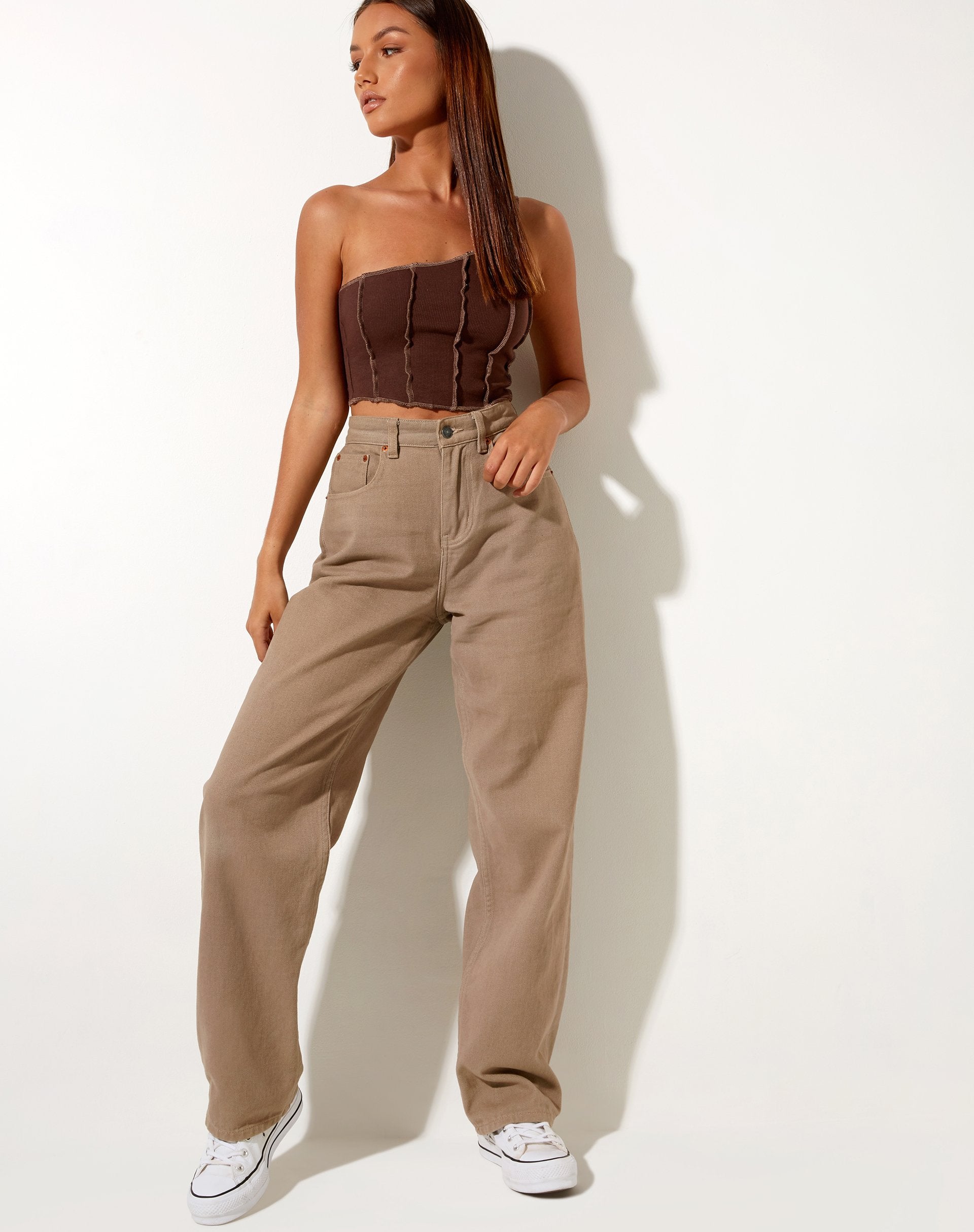 Immagine di Rara Crop Top in costina color mogano profondo con cuciture marroni