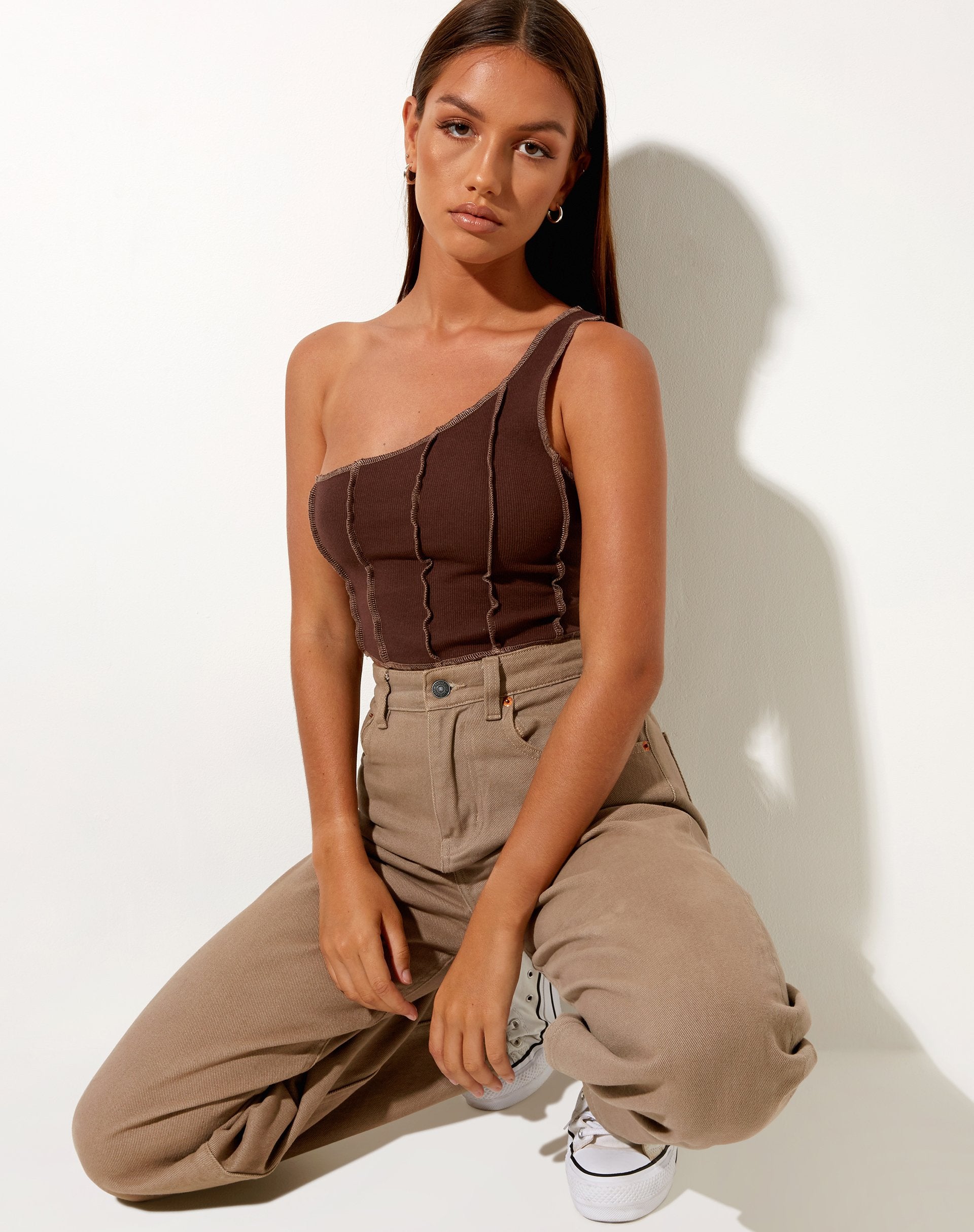 Immagine di Rara Crop Top in costina color mogano profondo con cuciture marroni