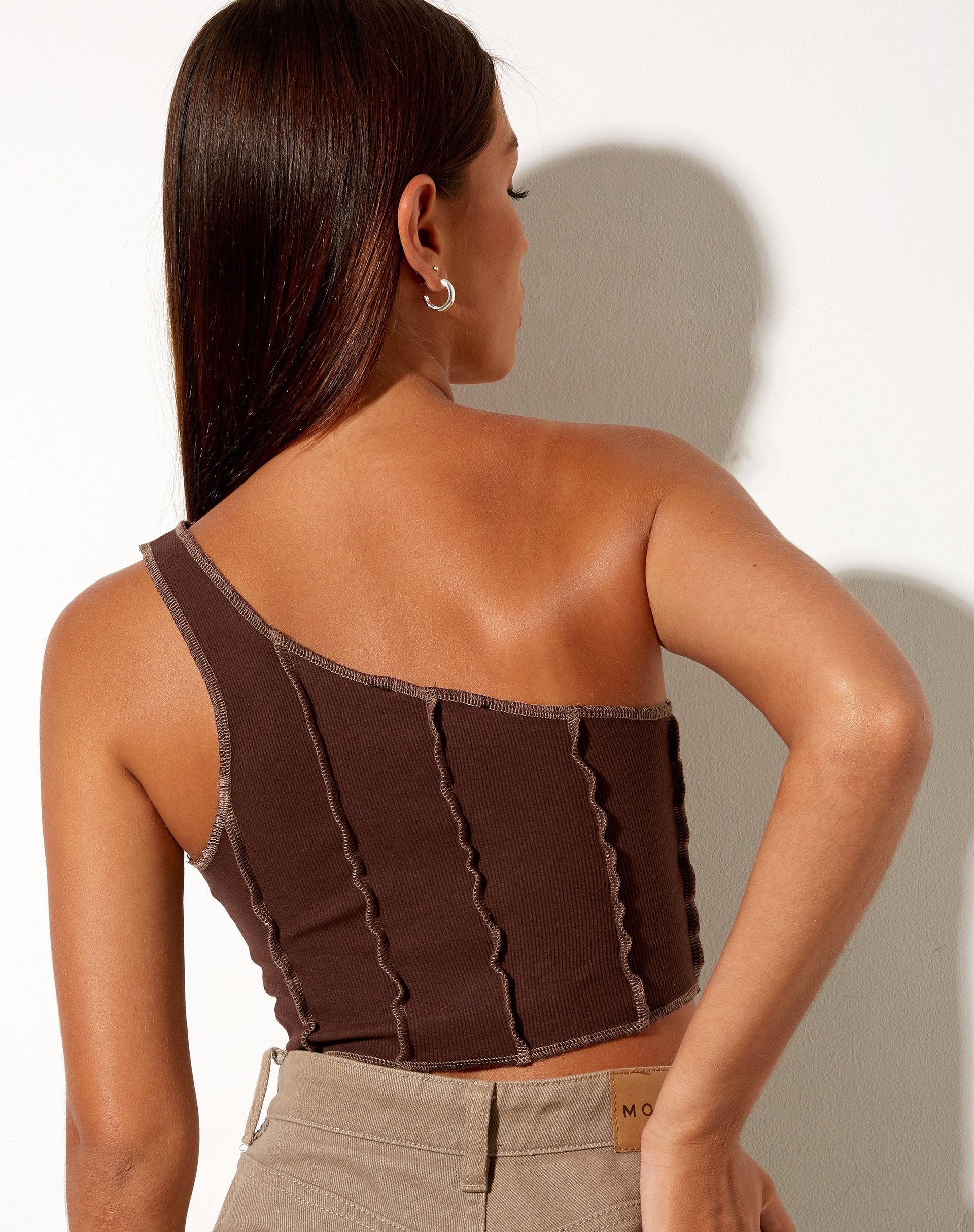 Immagine di Rara Crop Top in costina color mogano profondo con cuciture marroni