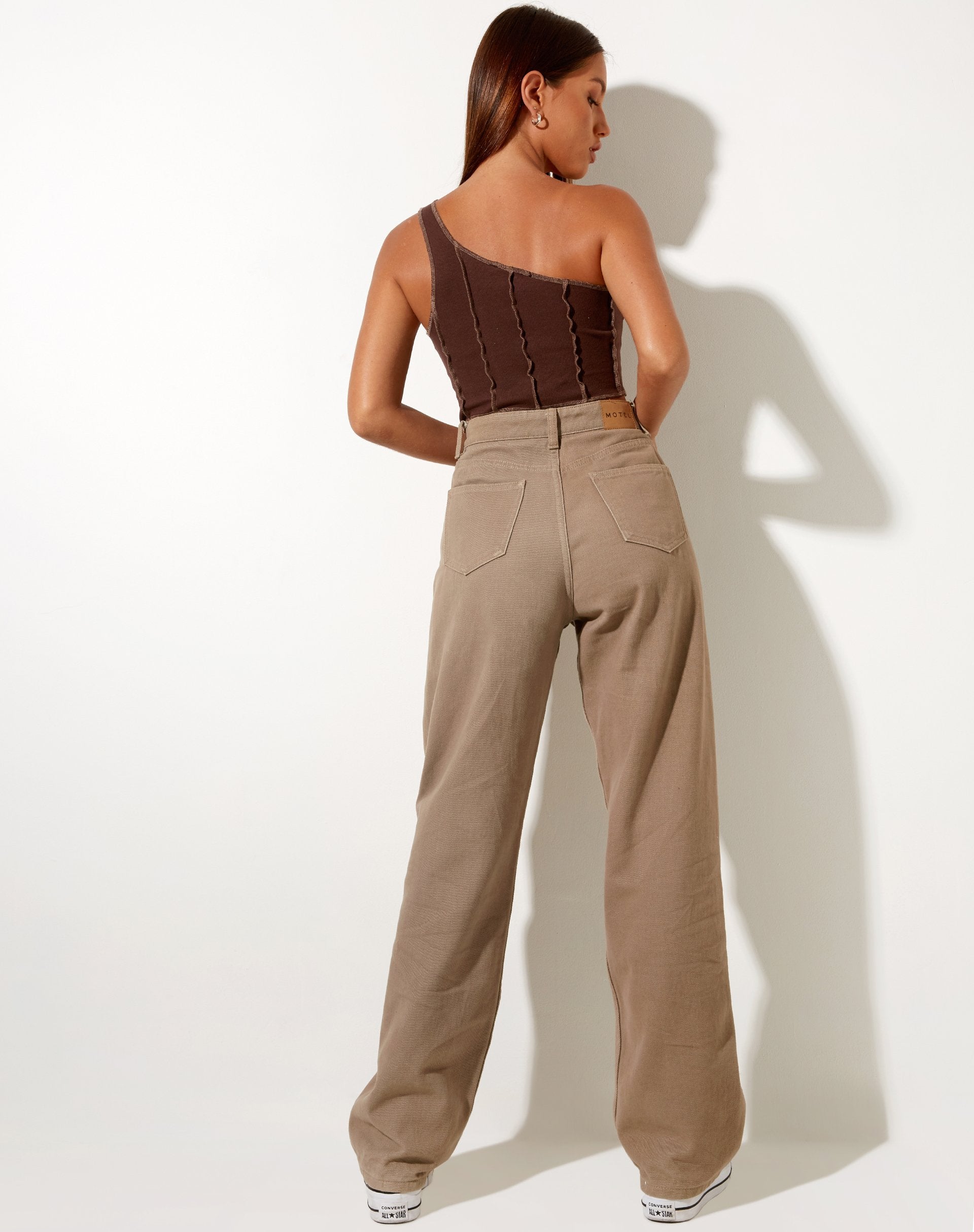 Immagine di Rara Crop Top in costina color mogano profondo con cuciture marroni