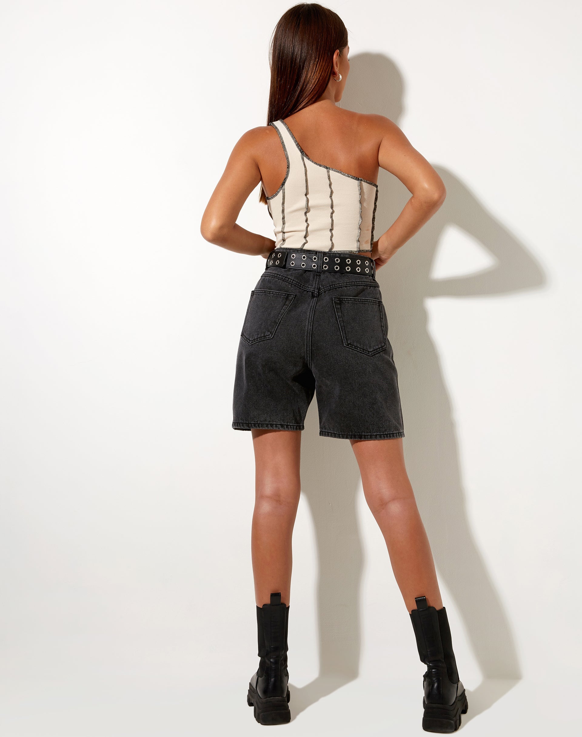 Immagine di Rara Crop Top in Ecrù a coste con cuciture nere