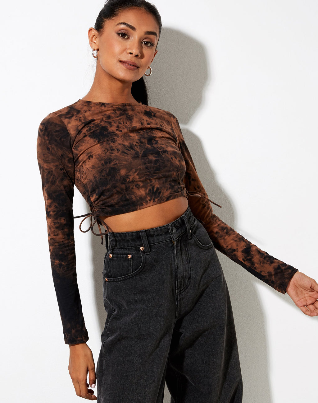 Razelo Crop Top in nero ruggine tie dye
