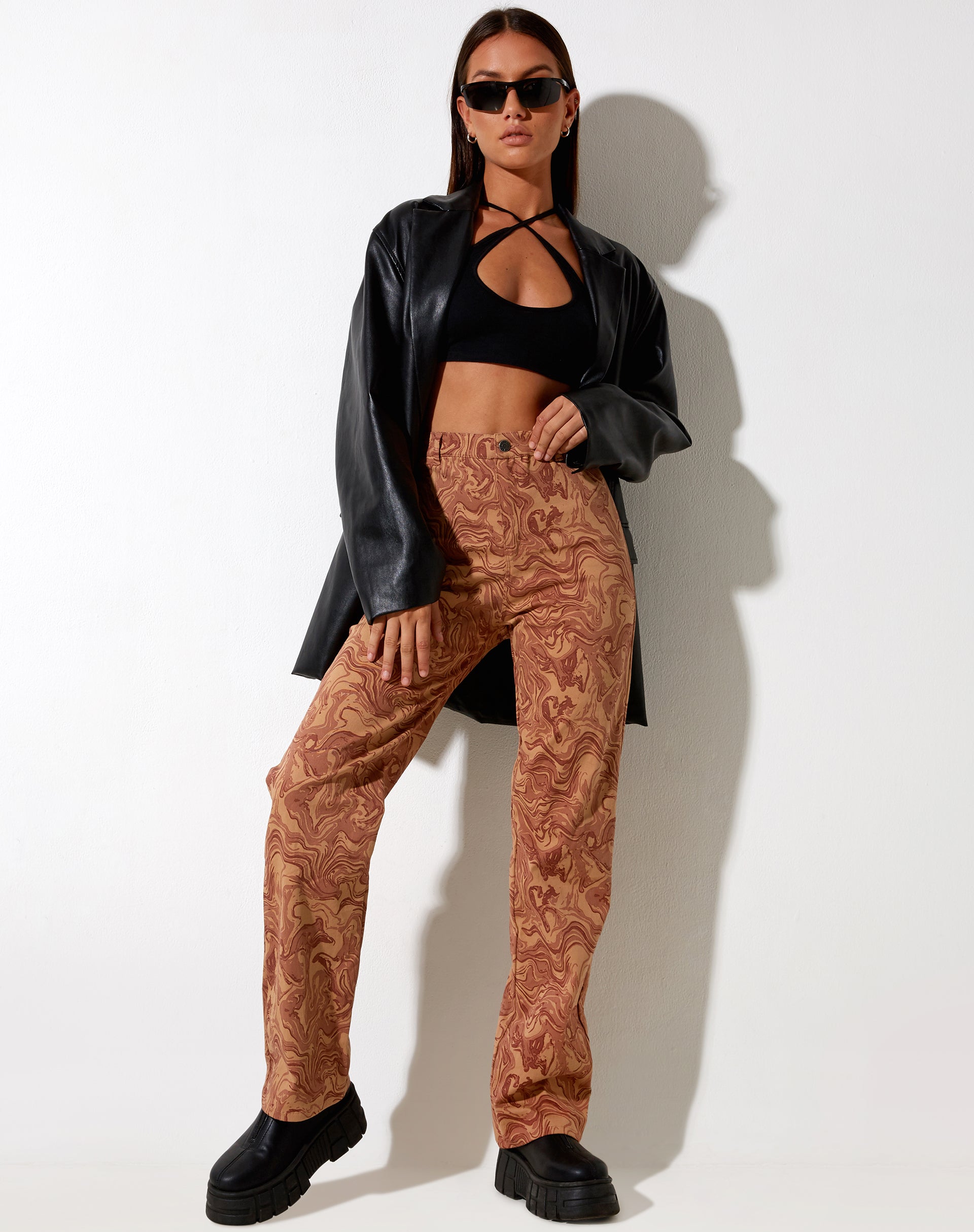 Immagine del pantalone Bhavna in marrone marmorizzato fluido