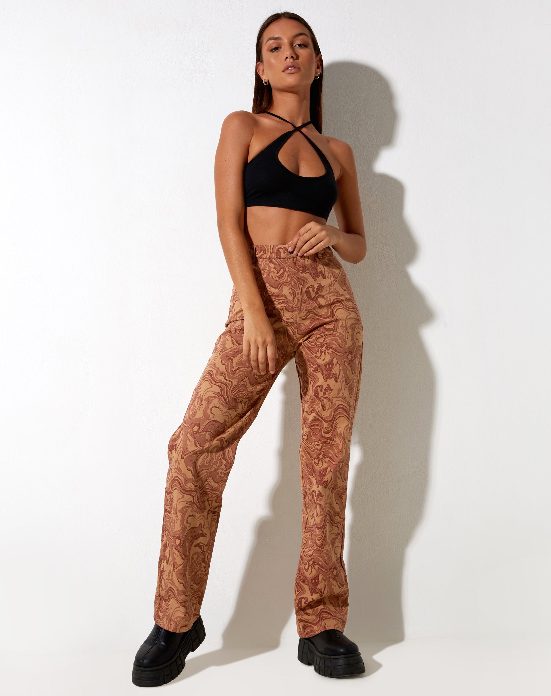 Immagine del pantalone Bhavna in marrone marmorizzato fluido