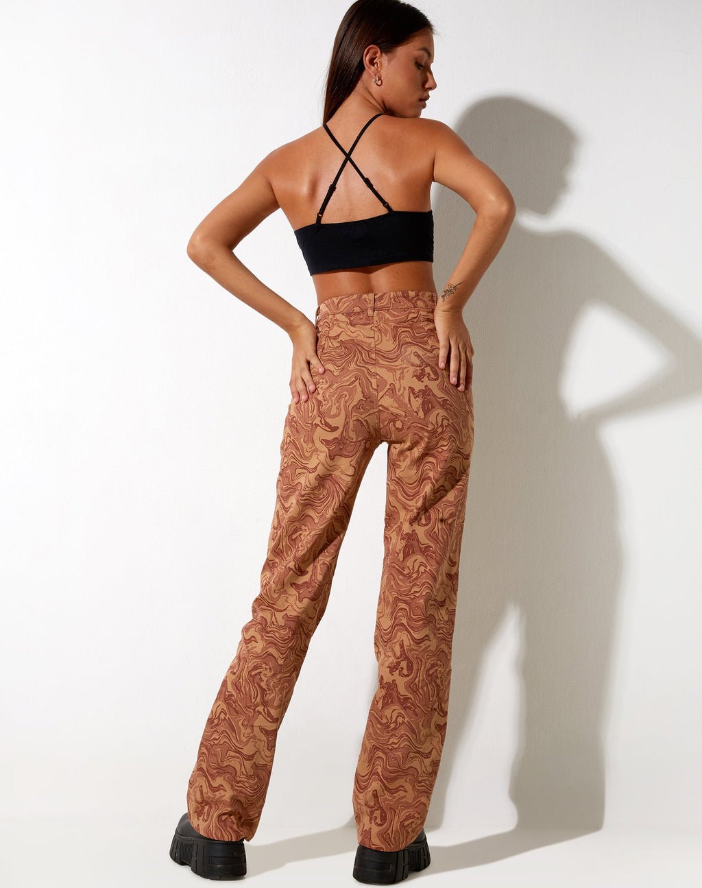 Pantaloni Bhavna in marrone marmorizzato fluido