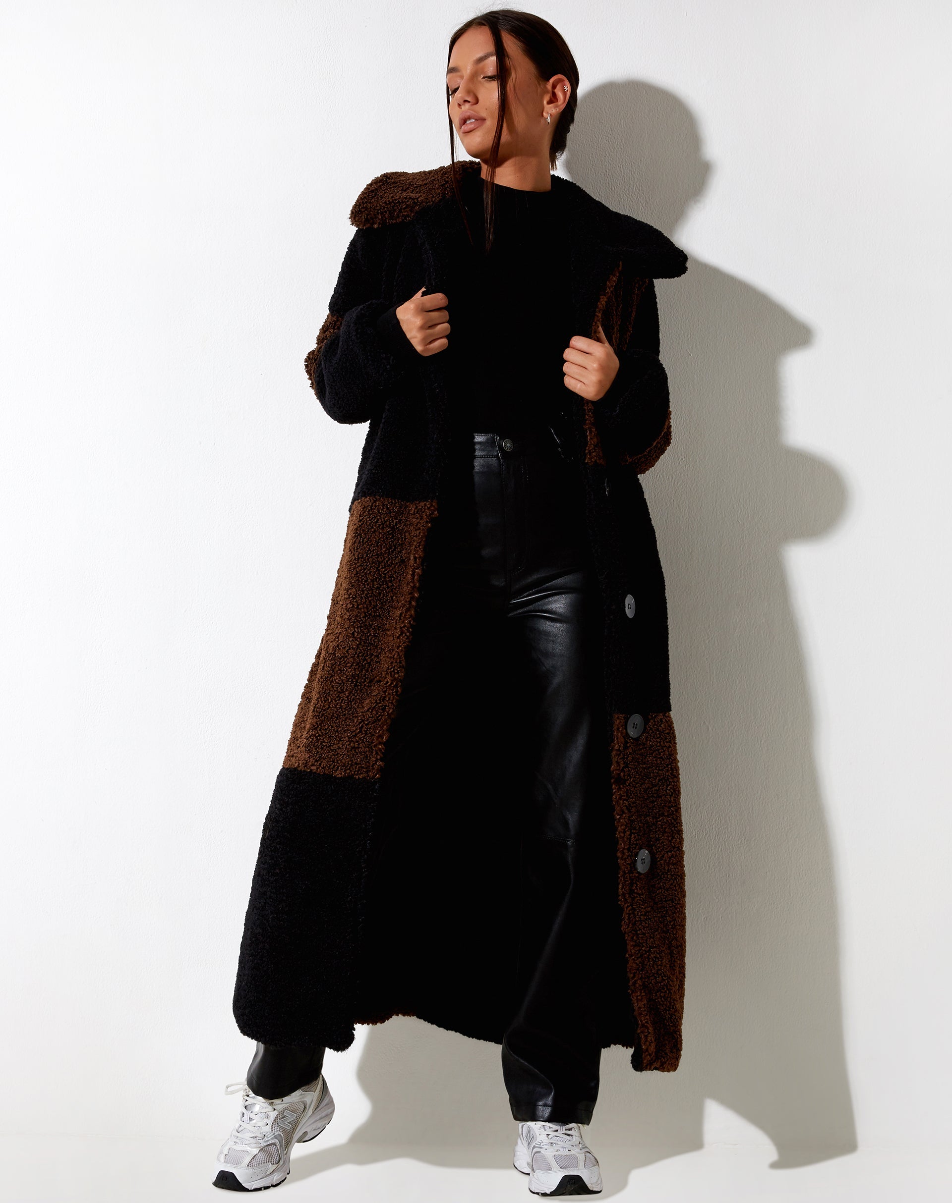 Immagine di Humus Teddy Coat in cioccolato e nero a pannelli