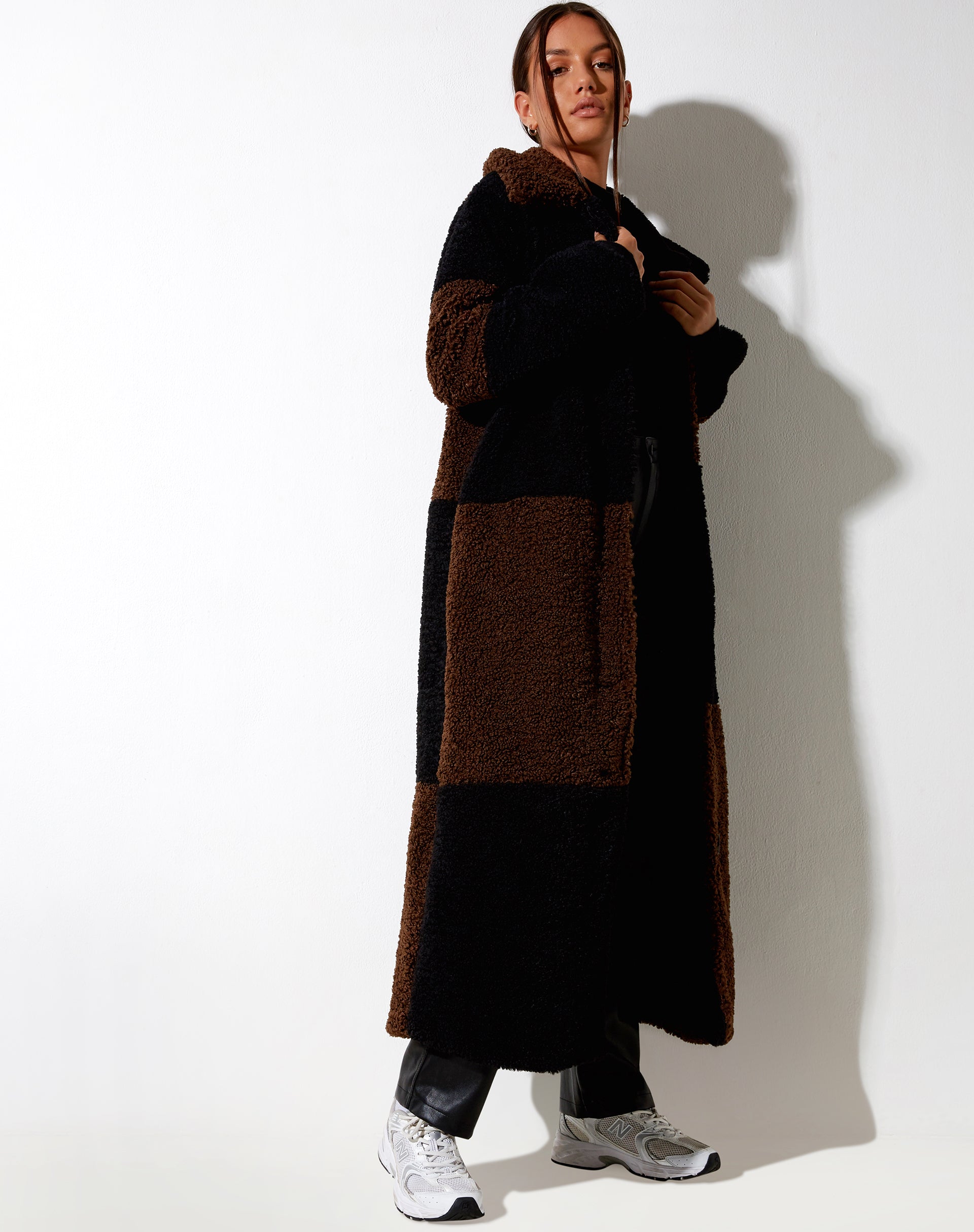 Immagine di Humus Teddy Coat in cioccolato e nero a pannelli