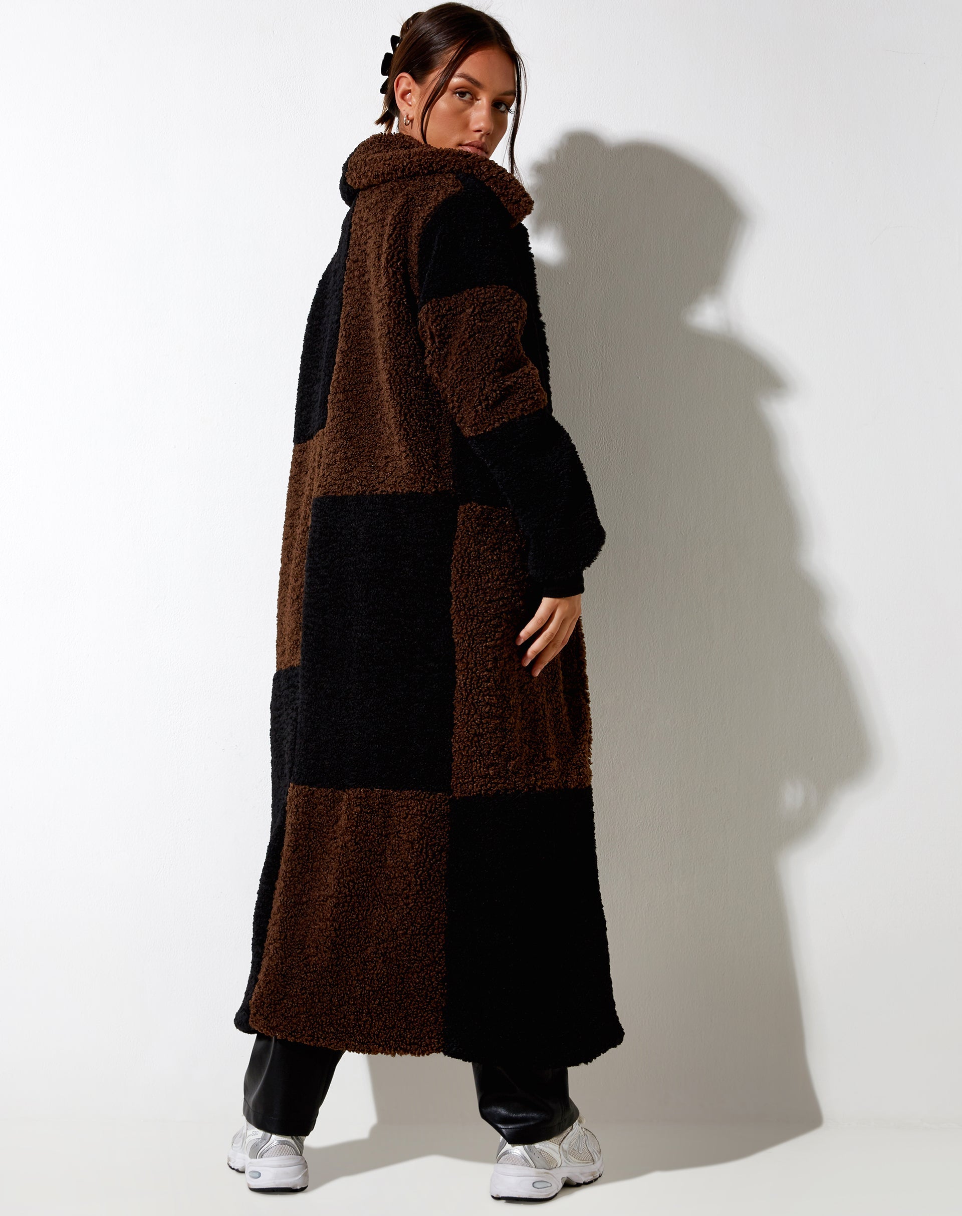 Immagine di Humus Teddy Coat in cioccolato e nero a pannelli