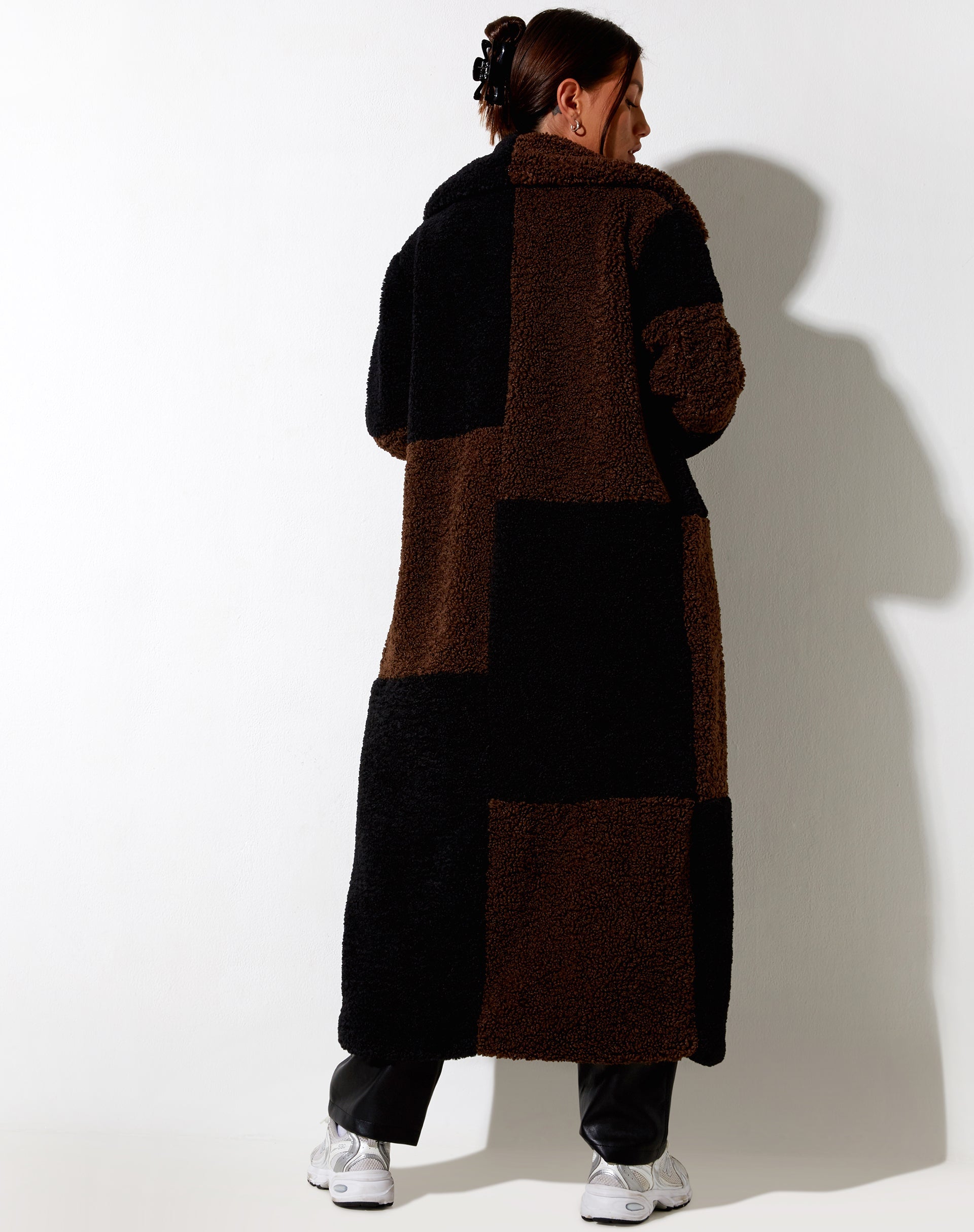 Immagine di Humus Teddy Coat in cioccolato e nero a pannelli