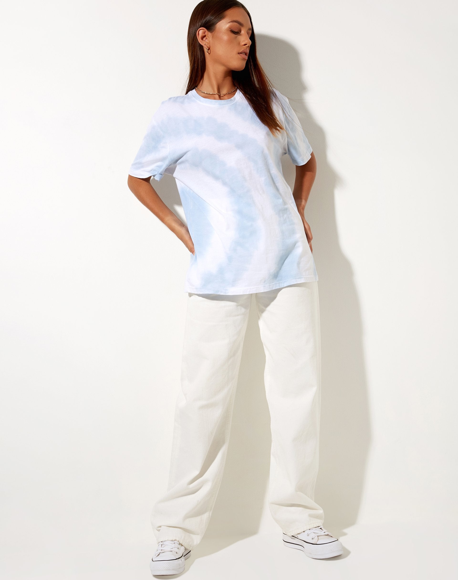 Immagine della t-shirt oversize di base in blu e bianco con vortici Tie Dye