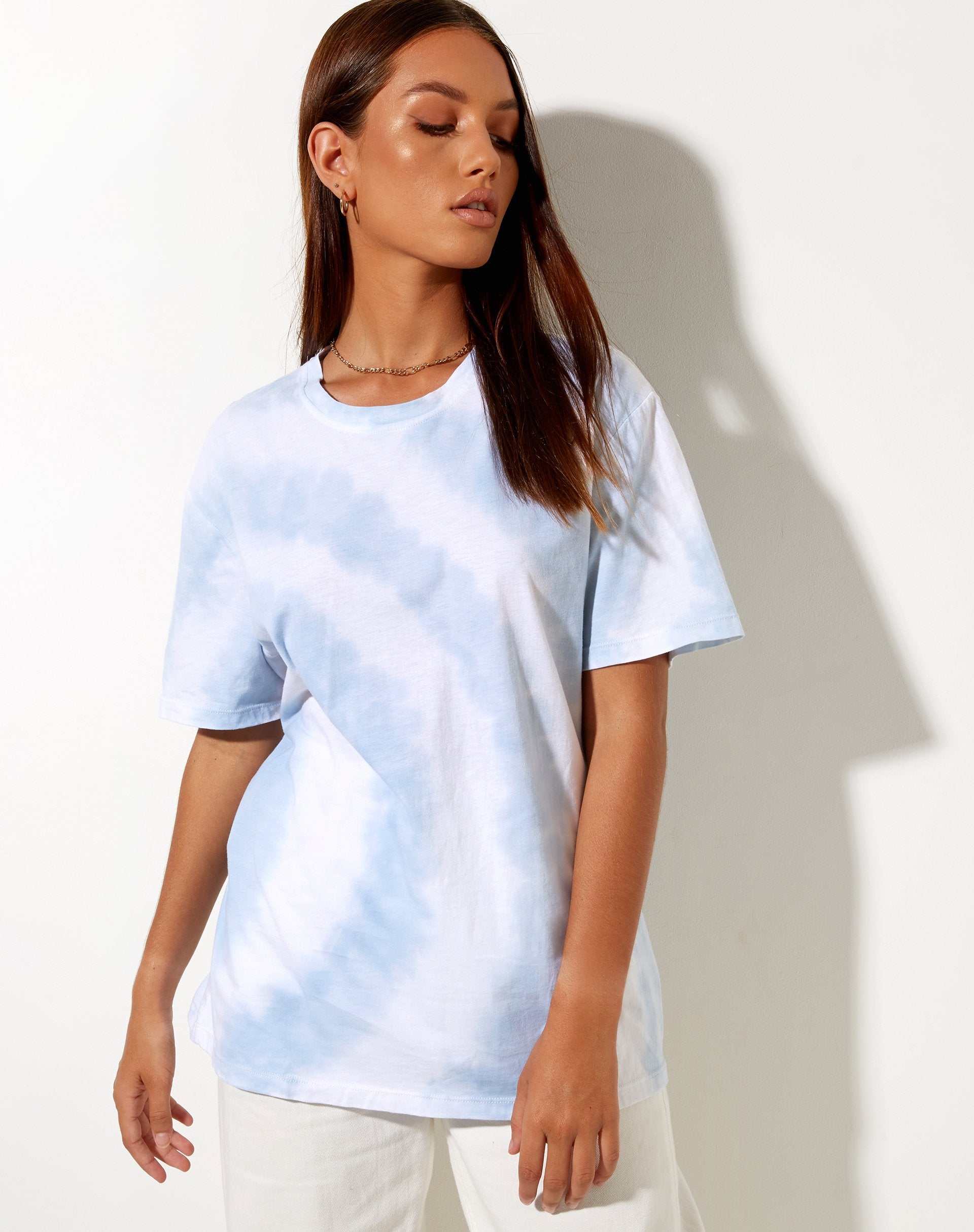 Immagine della t-shirt oversize di base in blu e bianco con vortici Tie Dye