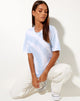 Immagine della t-shirt oversize di base in blu e bianco con vortici Tie Dye
