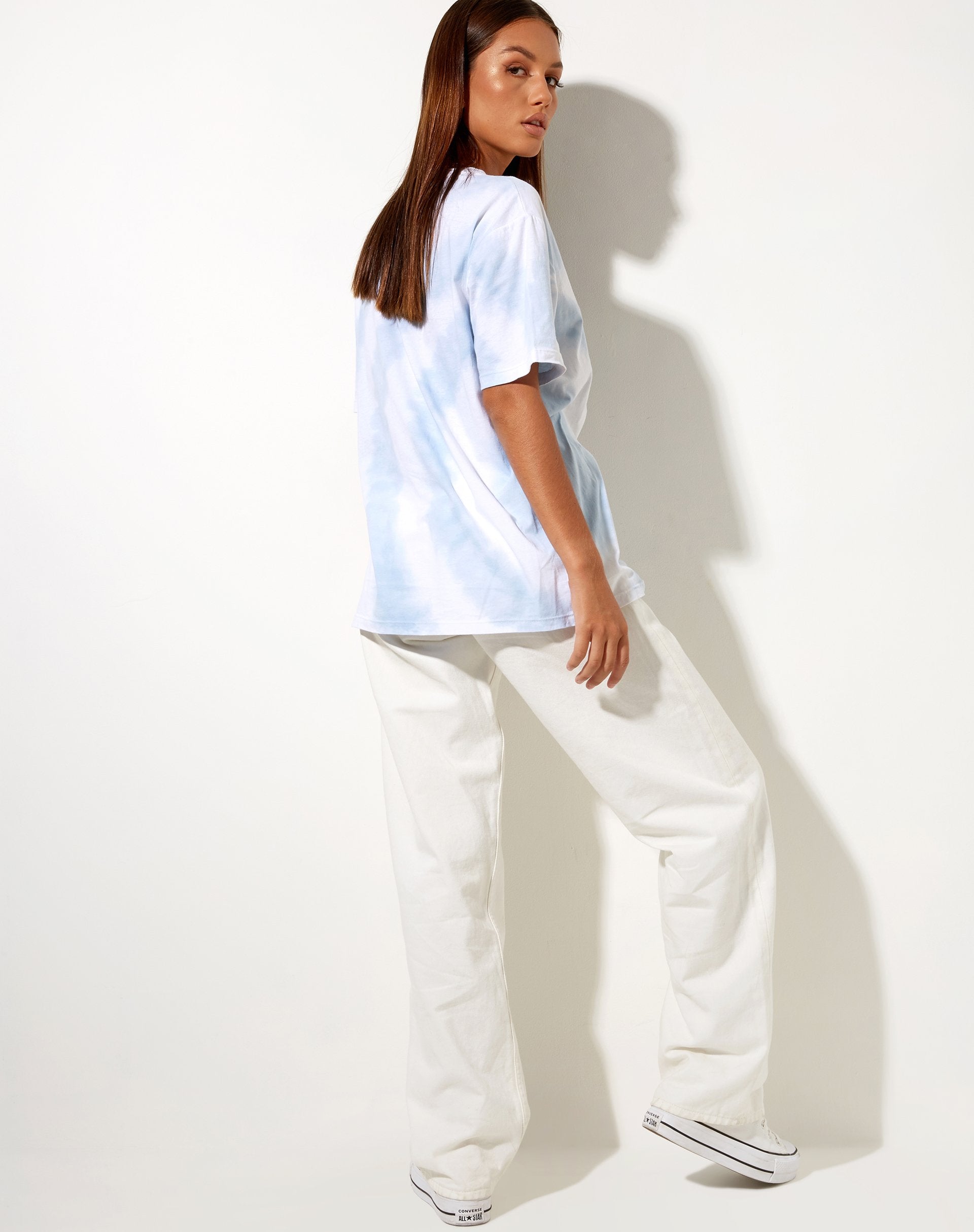 Immagine della t-shirt oversize di base in blu e bianco con vortici Tie Dye