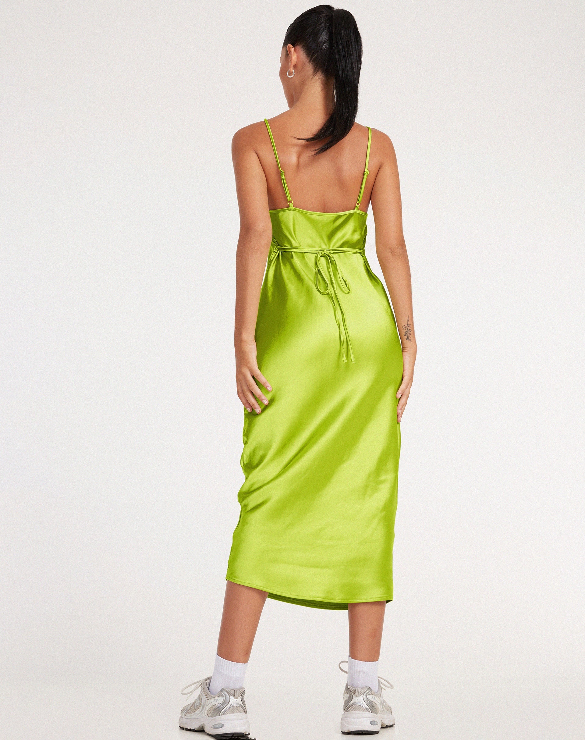 Immagine di Palasha Midi Dress in raso verde lime
