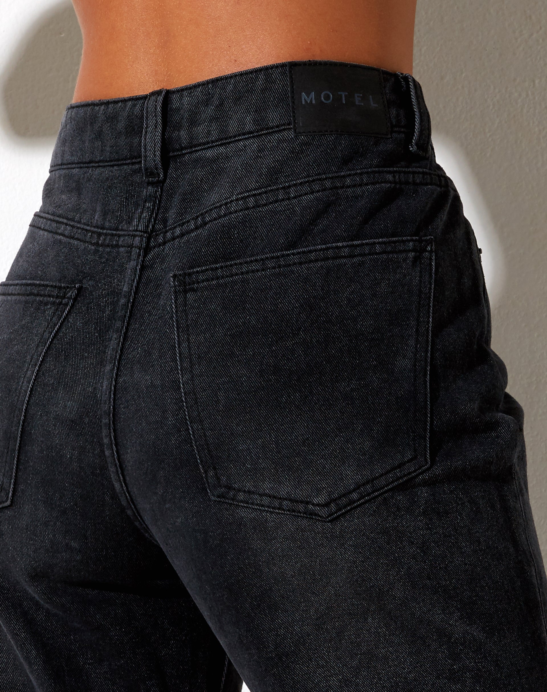 Immagine dei jeans Bootleg rilassati in nero Grunge