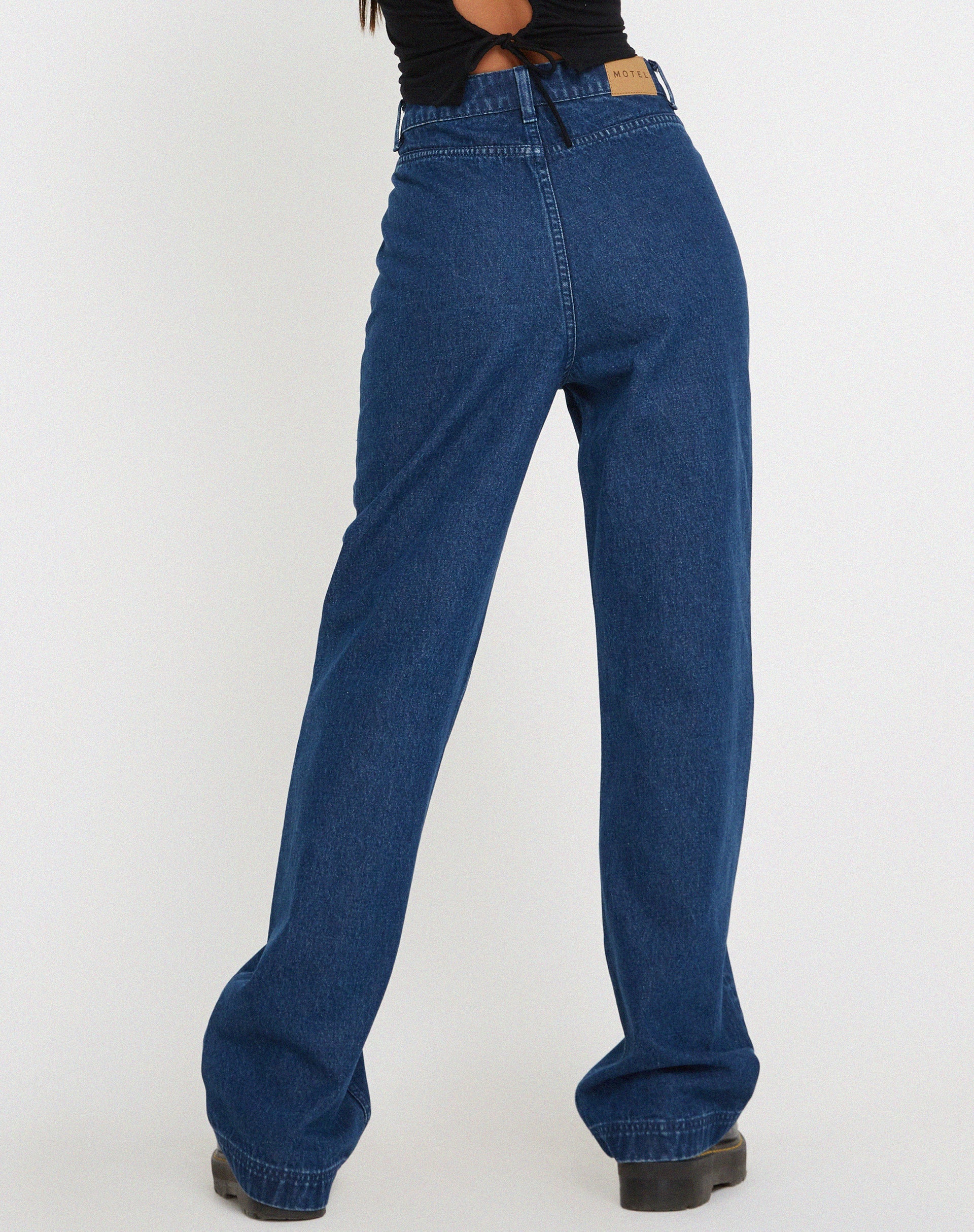 Immagine dei jeans flare con tasca retrò in indaco anni '90