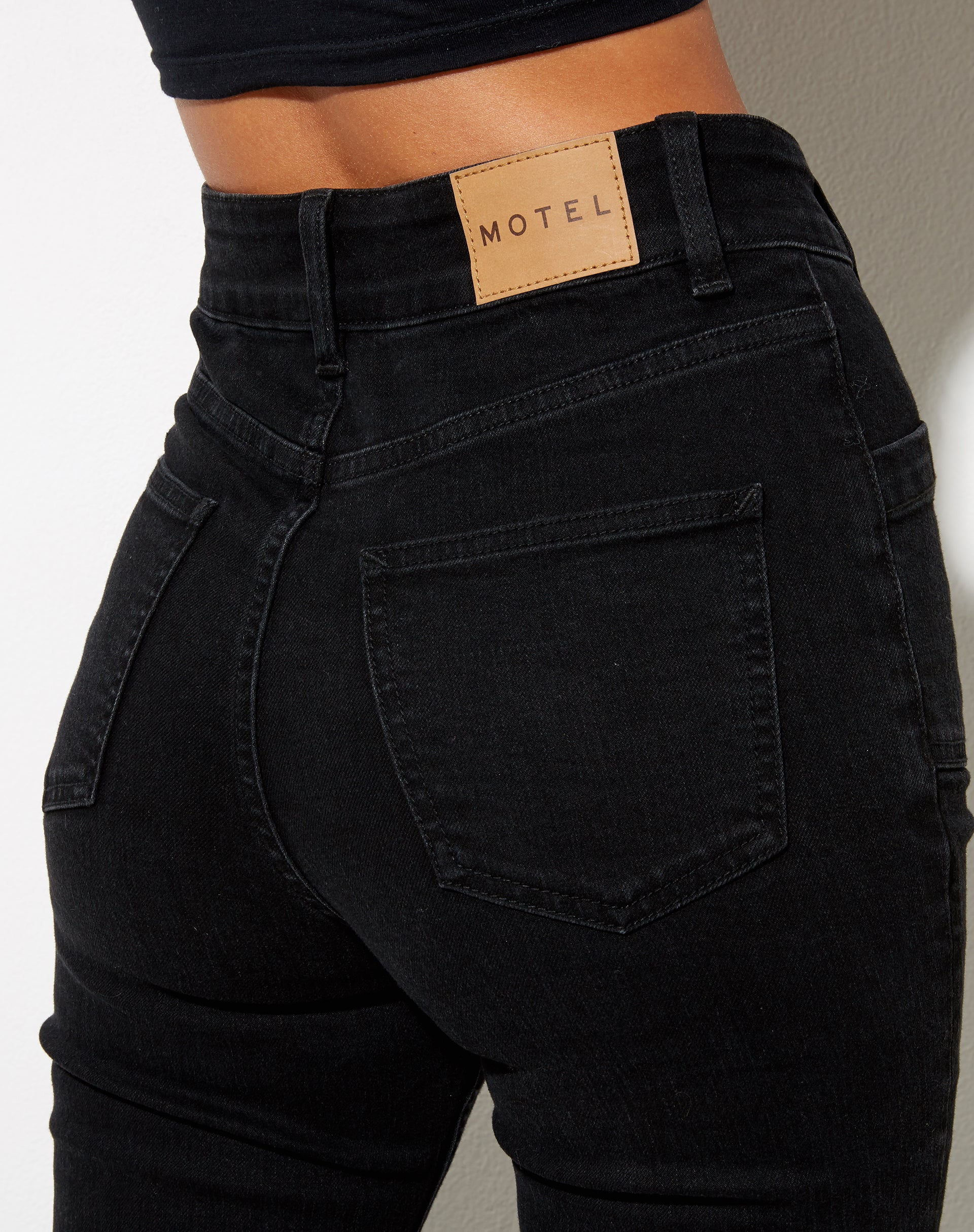Immagine dei jeans Seam Split con lavaggio nero