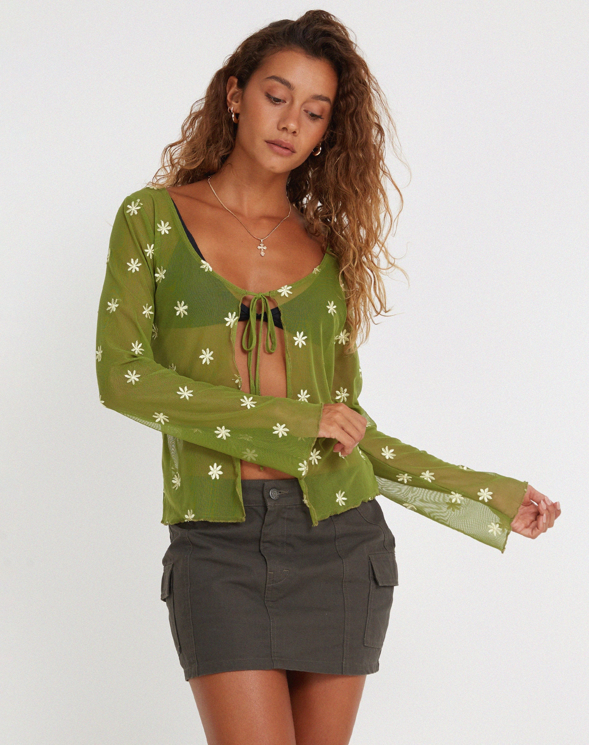 immagine di Sujata Cardi in verde muschio con ricamo a margherita.