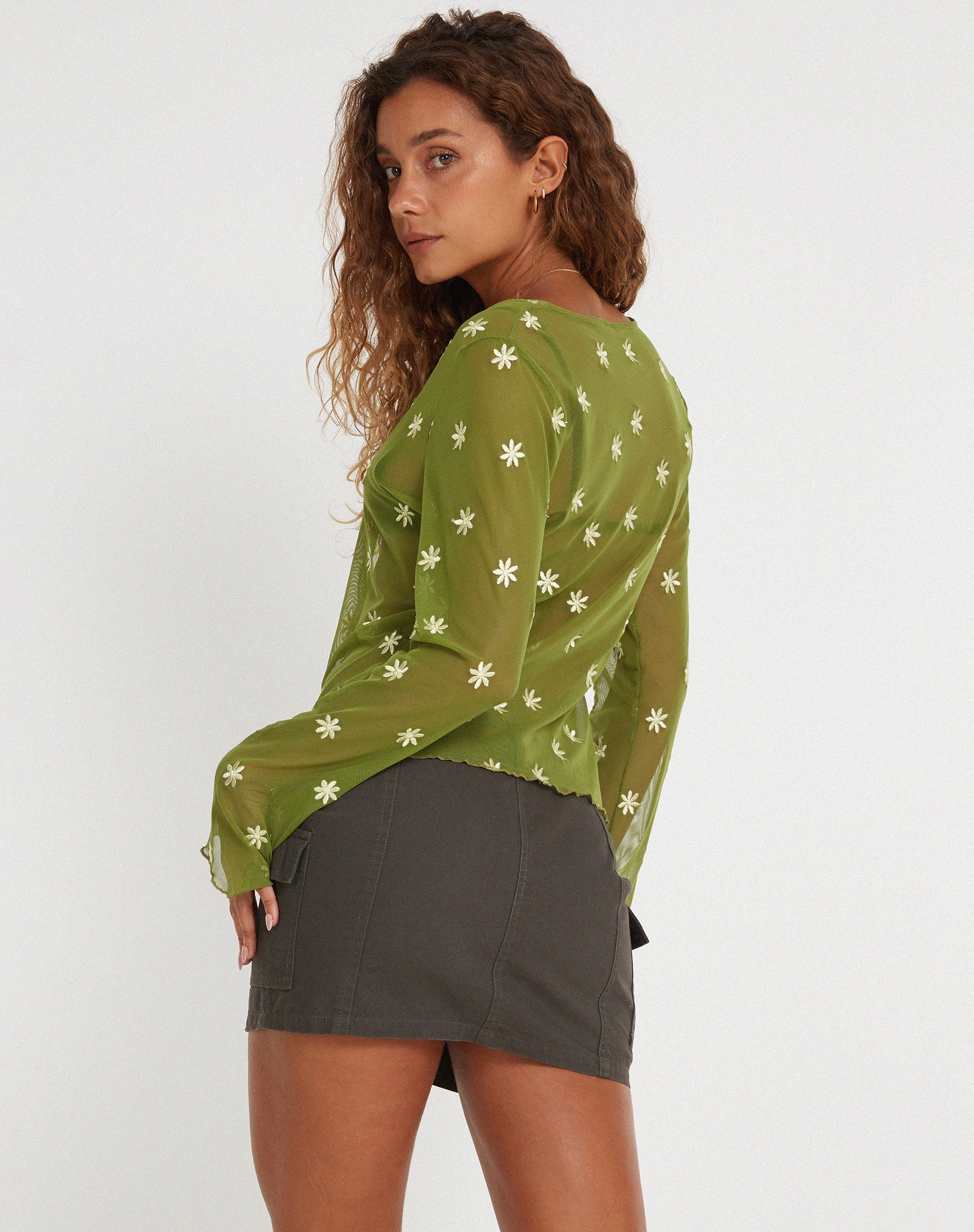immagine di Sujata Cardi in verde muschio con ricamo a margherita.