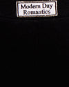 Etichetta nera con etichetta Modern Day Romantics Embro