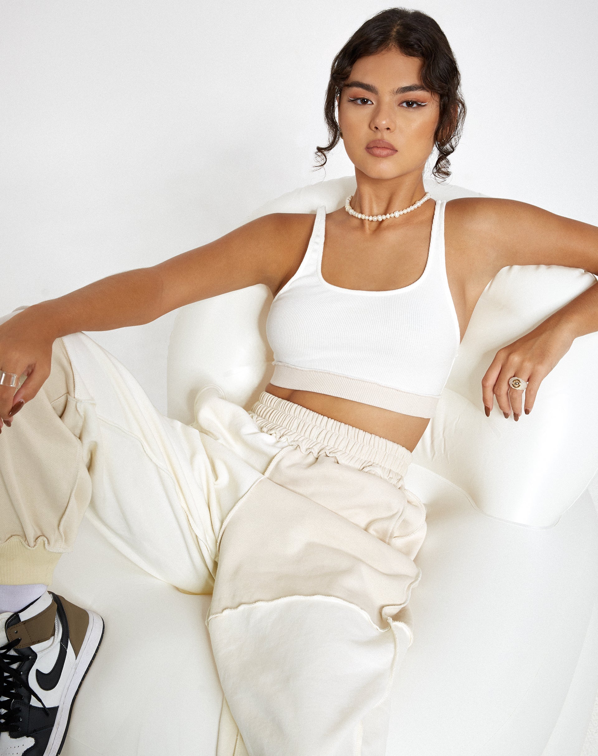 Immagine di Motel X Barbara Kristoffersen Ricci Crop Top in avorio e bianco invernale a pannelli