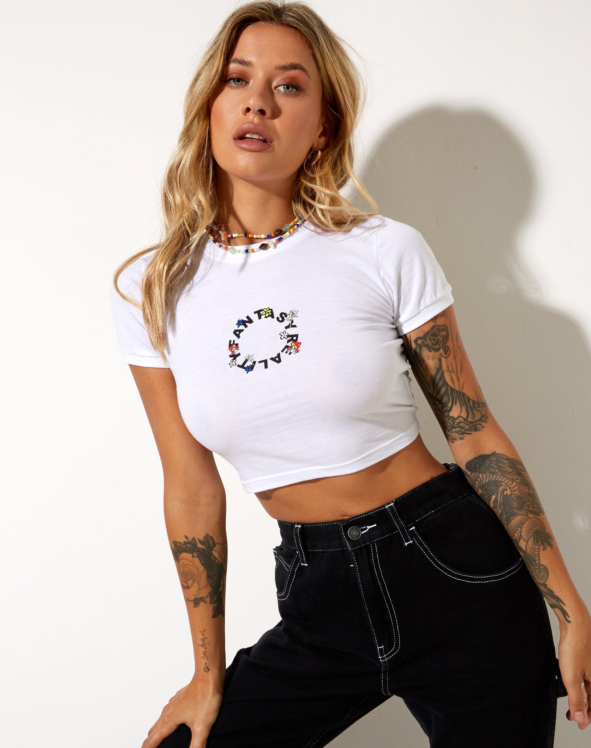 Immagine della t-shirt Ringer in bianco con stampa e ricamo Fantasy Reality Mix