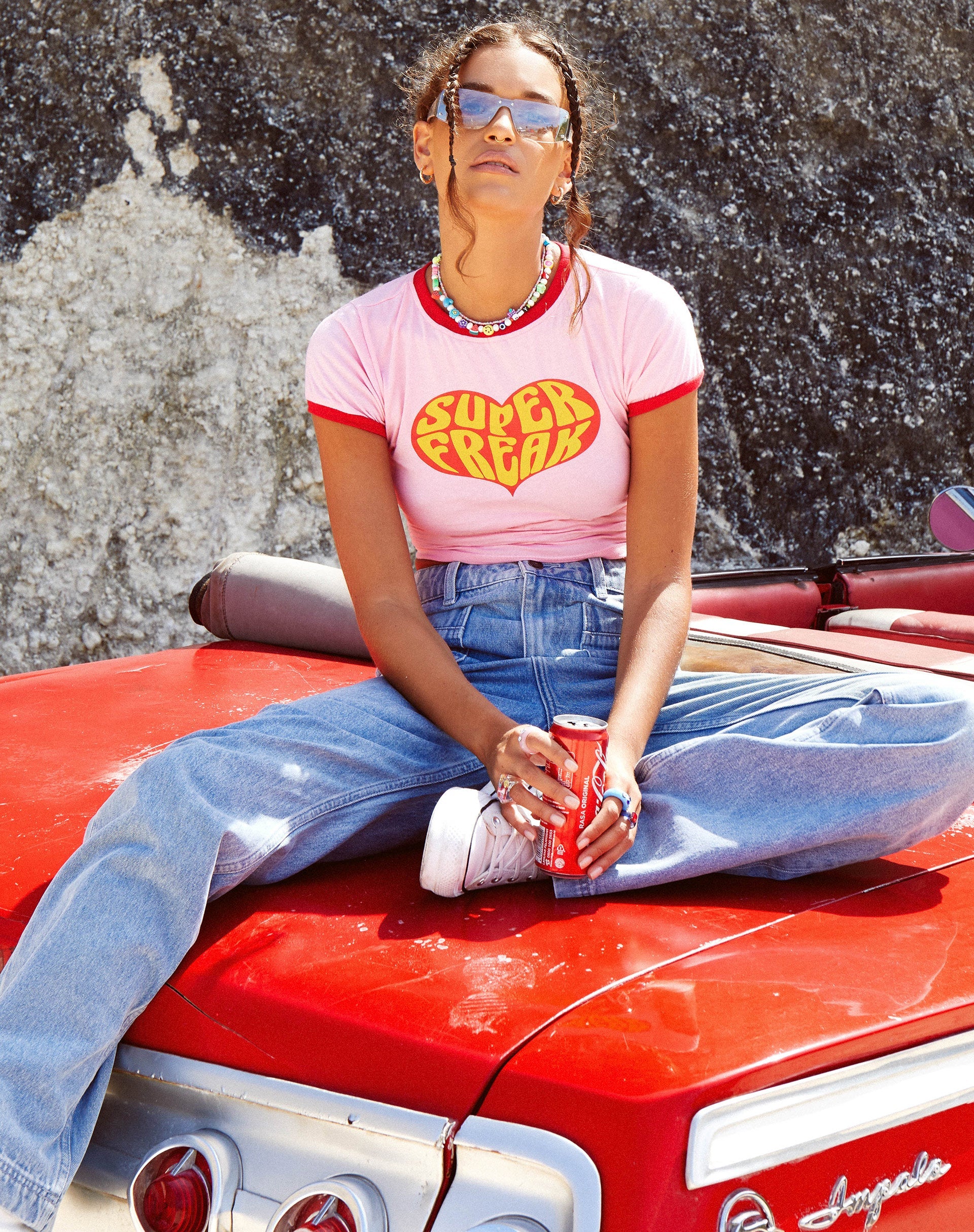 Immagine della t-shirt Ringer in Peony Bind Racing Red Super Freak