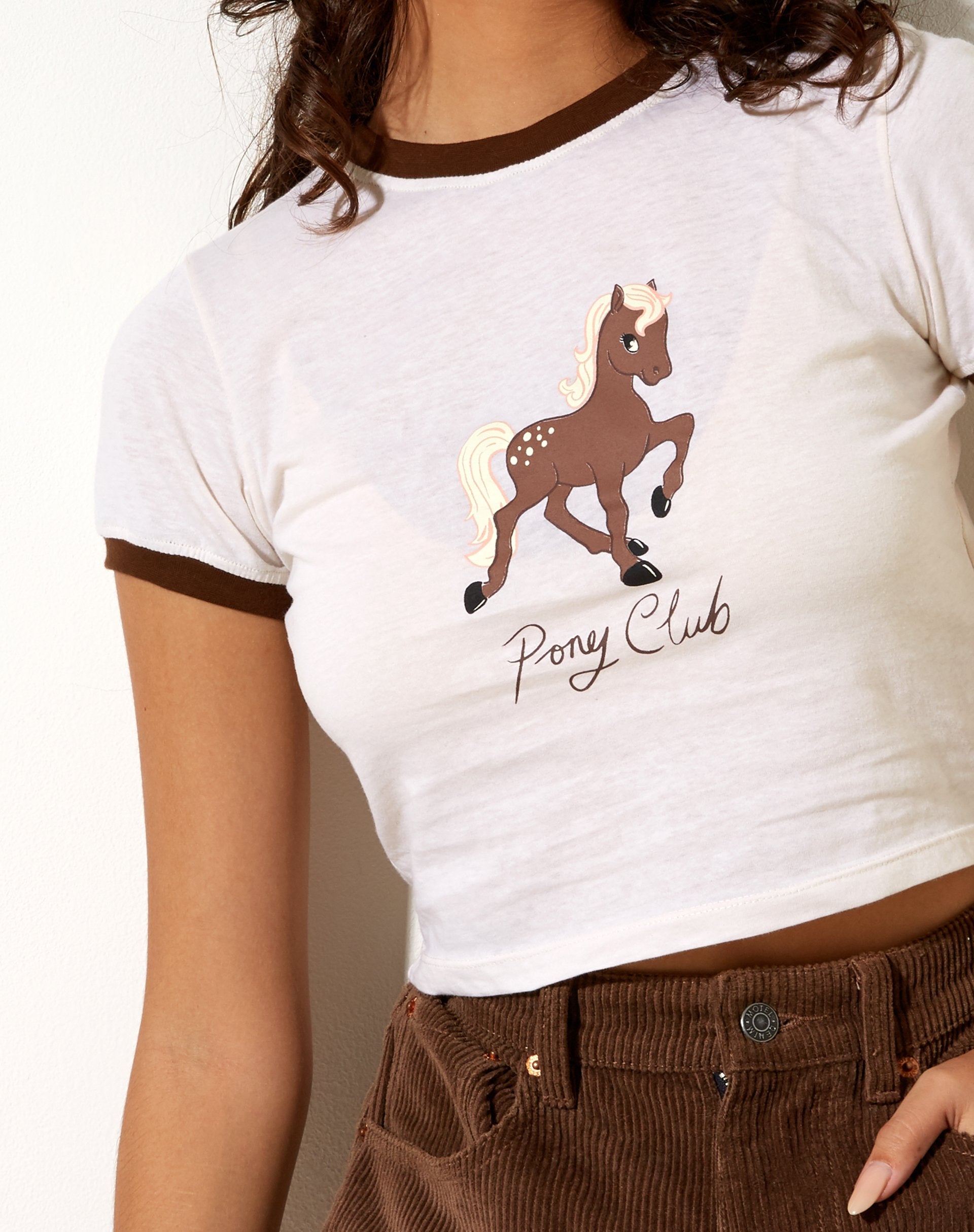 Immagine della t-shirt Ringer in inverno bianco Bind Cocoa Pony Club