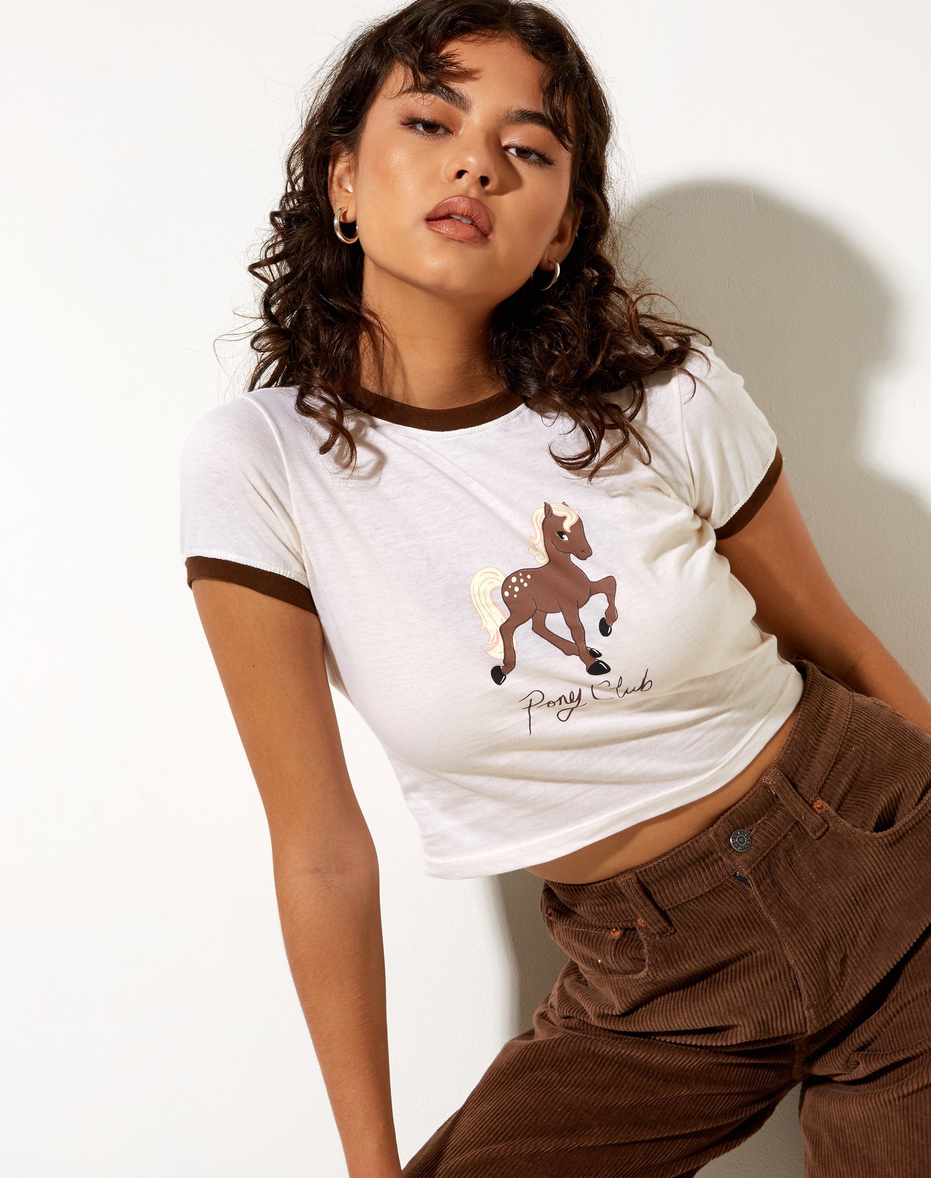 Immagine della t-shirt Ringer in inverno bianco Bind Cocoa Pony Club