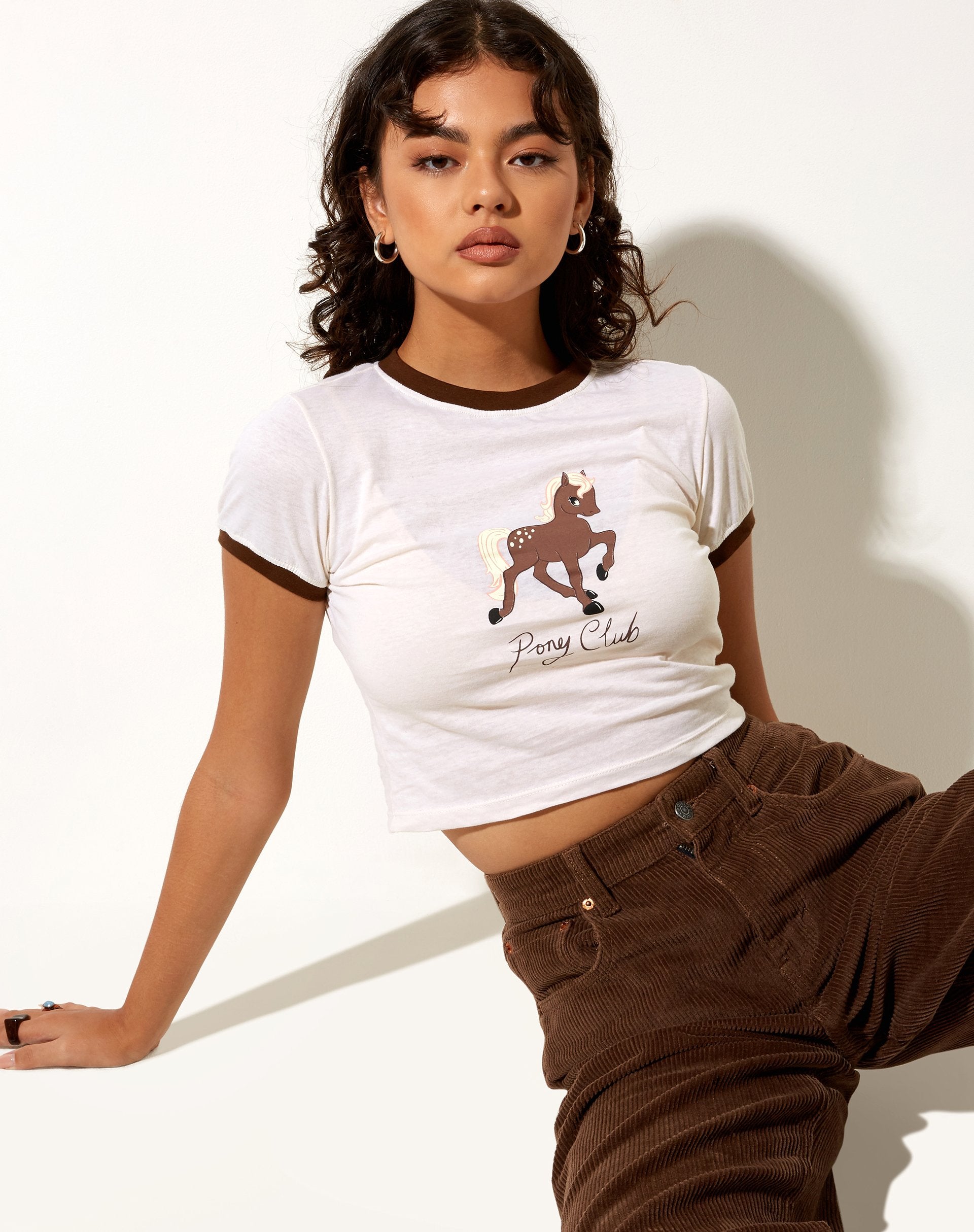 Immagine della t-shirt Ringer in inverno bianco Bind Cocoa Pony Club