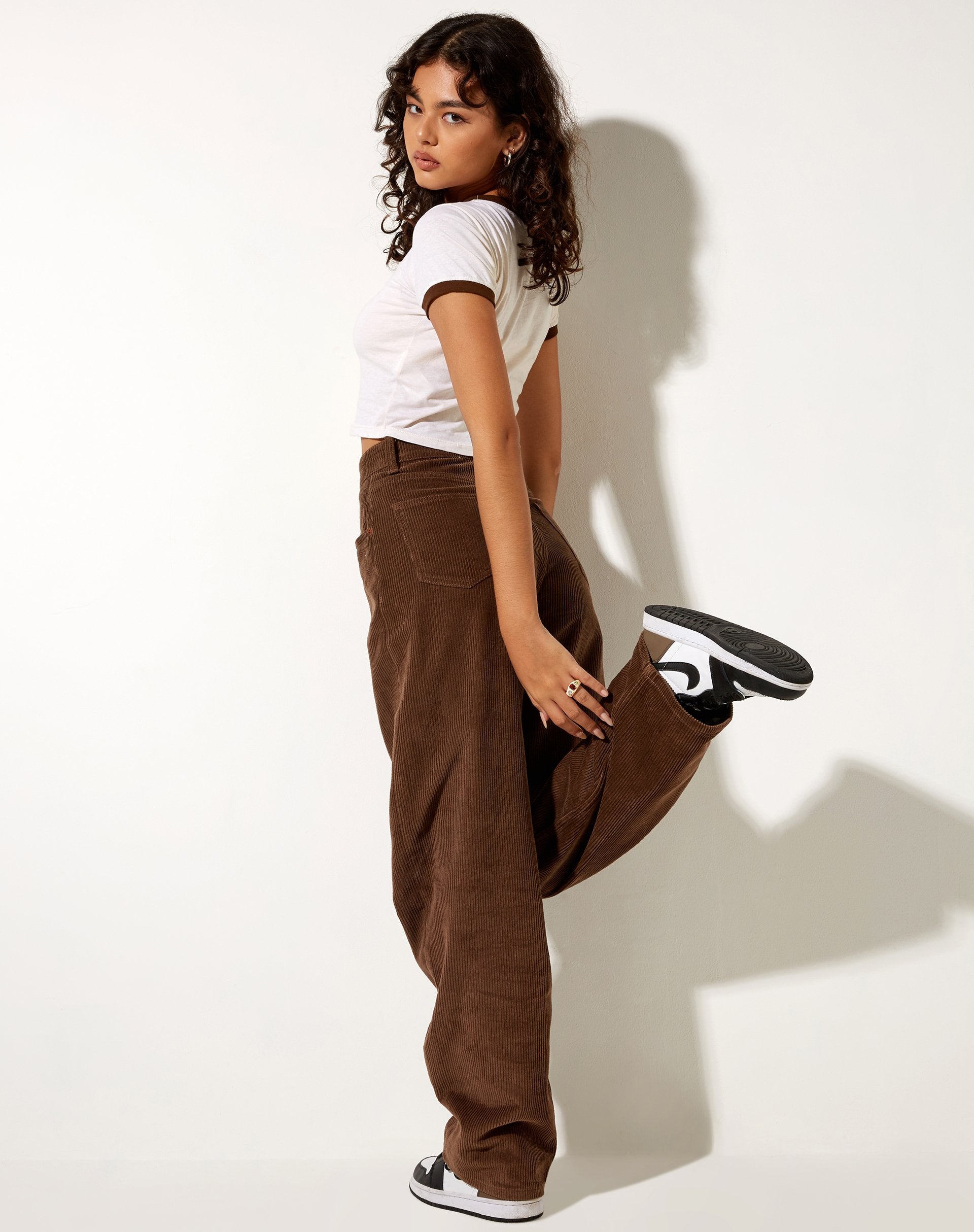 Immagine della t-shirt Ringer in inverno bianco Bind Cocoa Pony Club