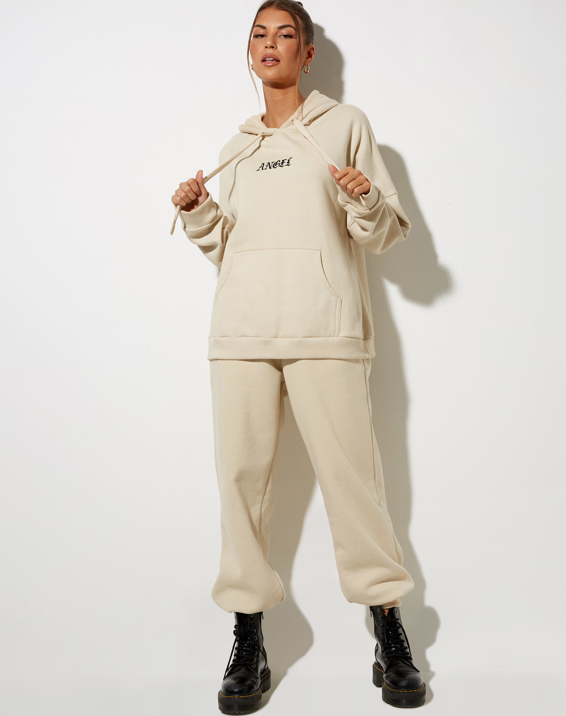 Immagine della felpa con cappuccio oversize in pietra con ricamo a forma di angelo