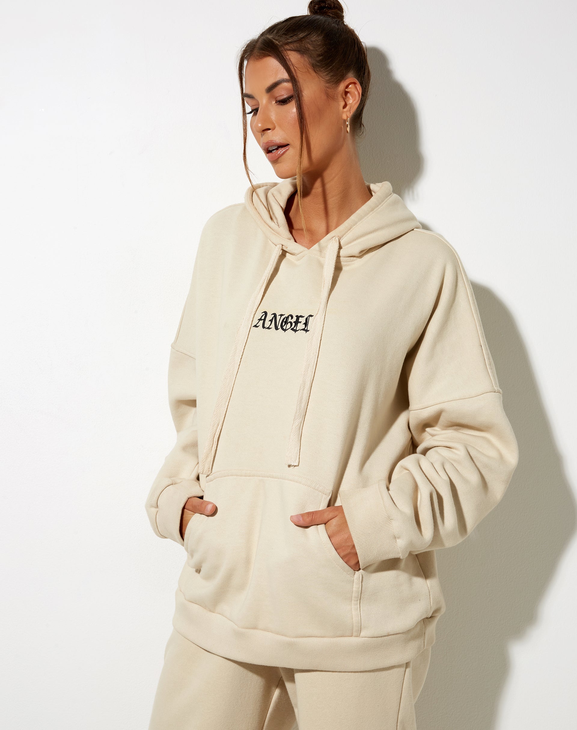 Immagine della felpa con cappuccio oversize in pietra con ricamo a forma di angelo