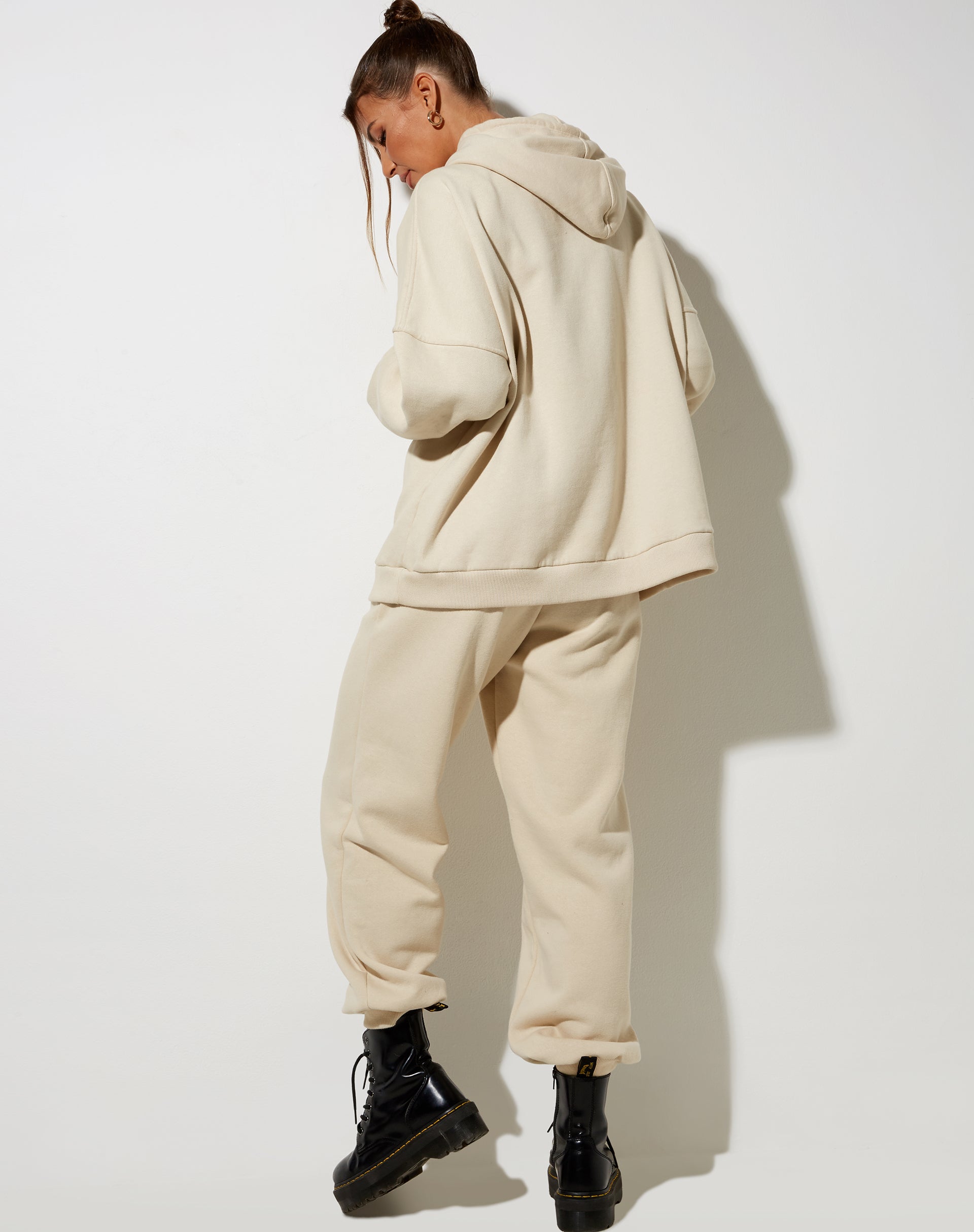 Immagine della felpa con cappuccio oversize in pietra con ricamo a forma di angelo