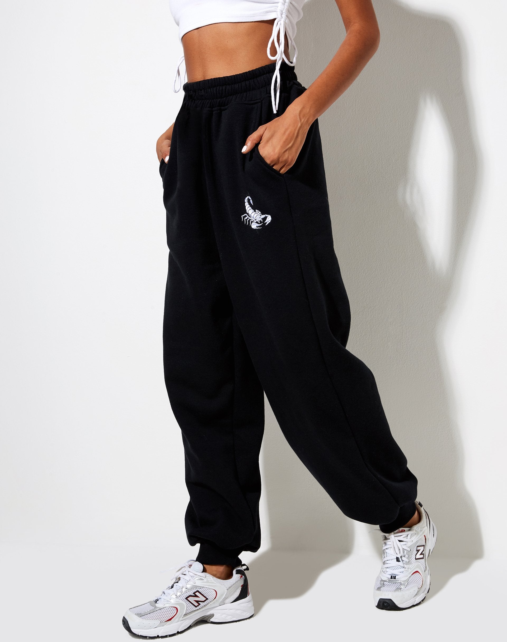 Immagine di Roider Jogger in nero con ricamo Scorpion White