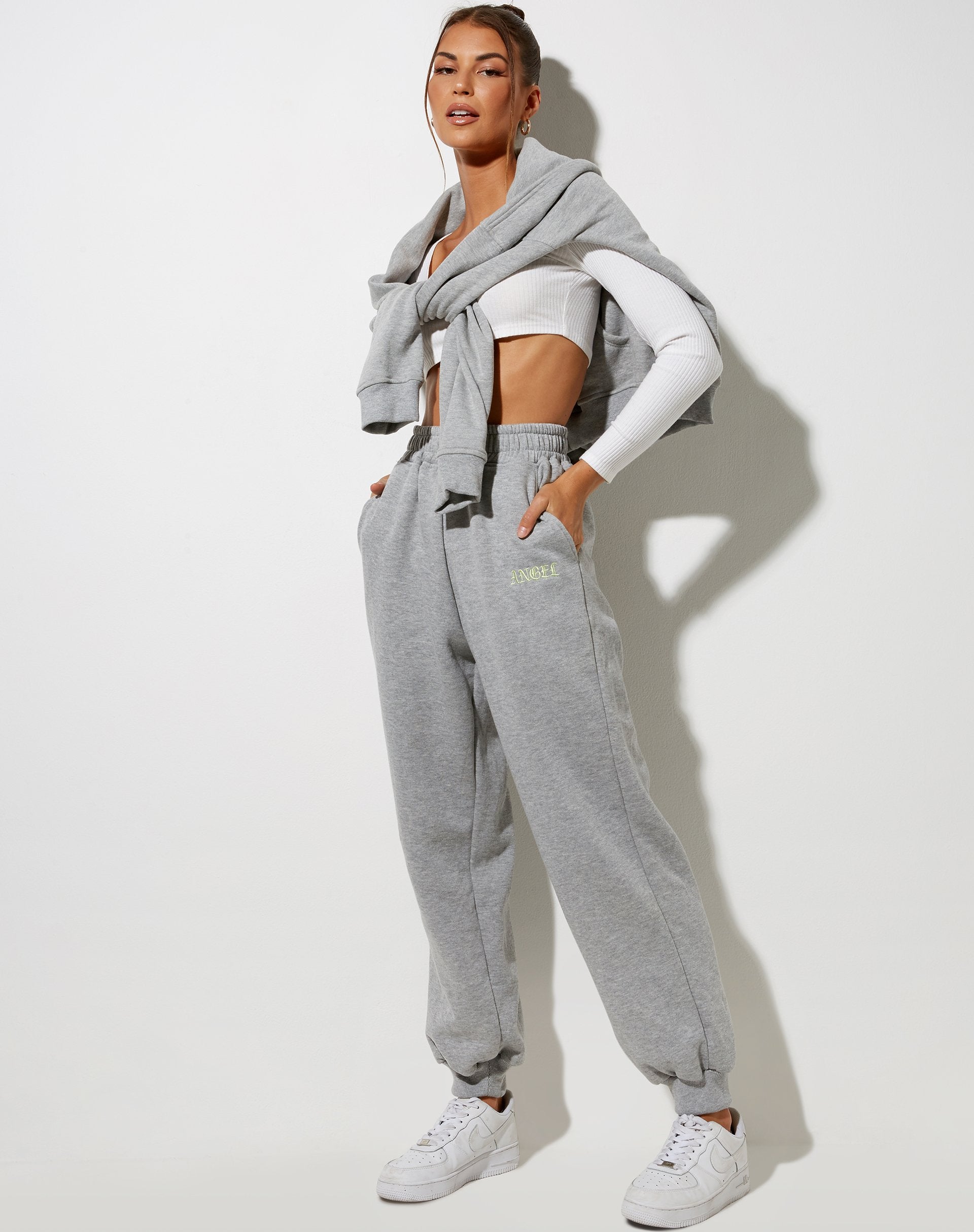 Immagine di Roider Jogger in grigio con ricamo a forma di angelo in limone