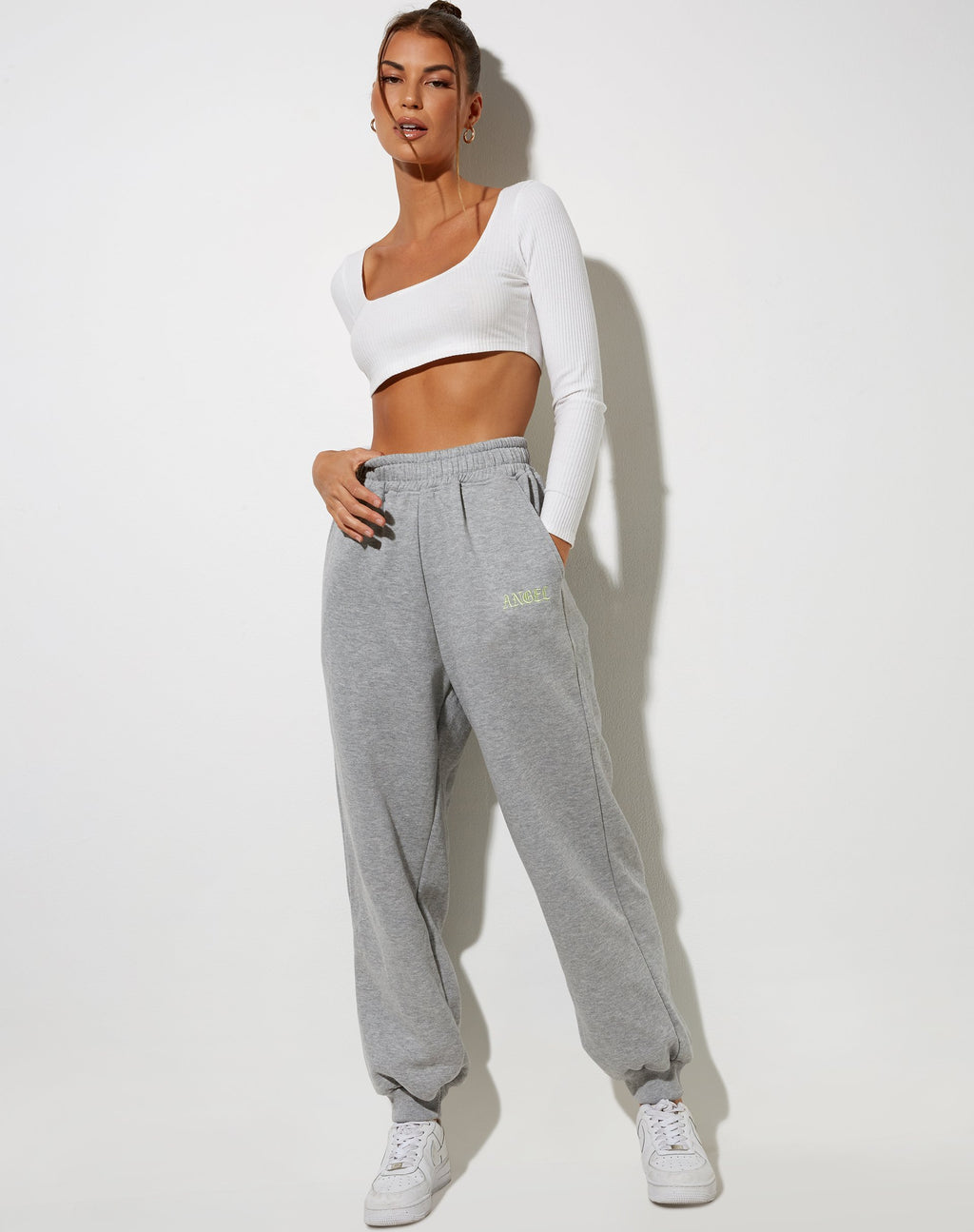 Roider Jogger in grigio con ricamo 'Angel' in limone