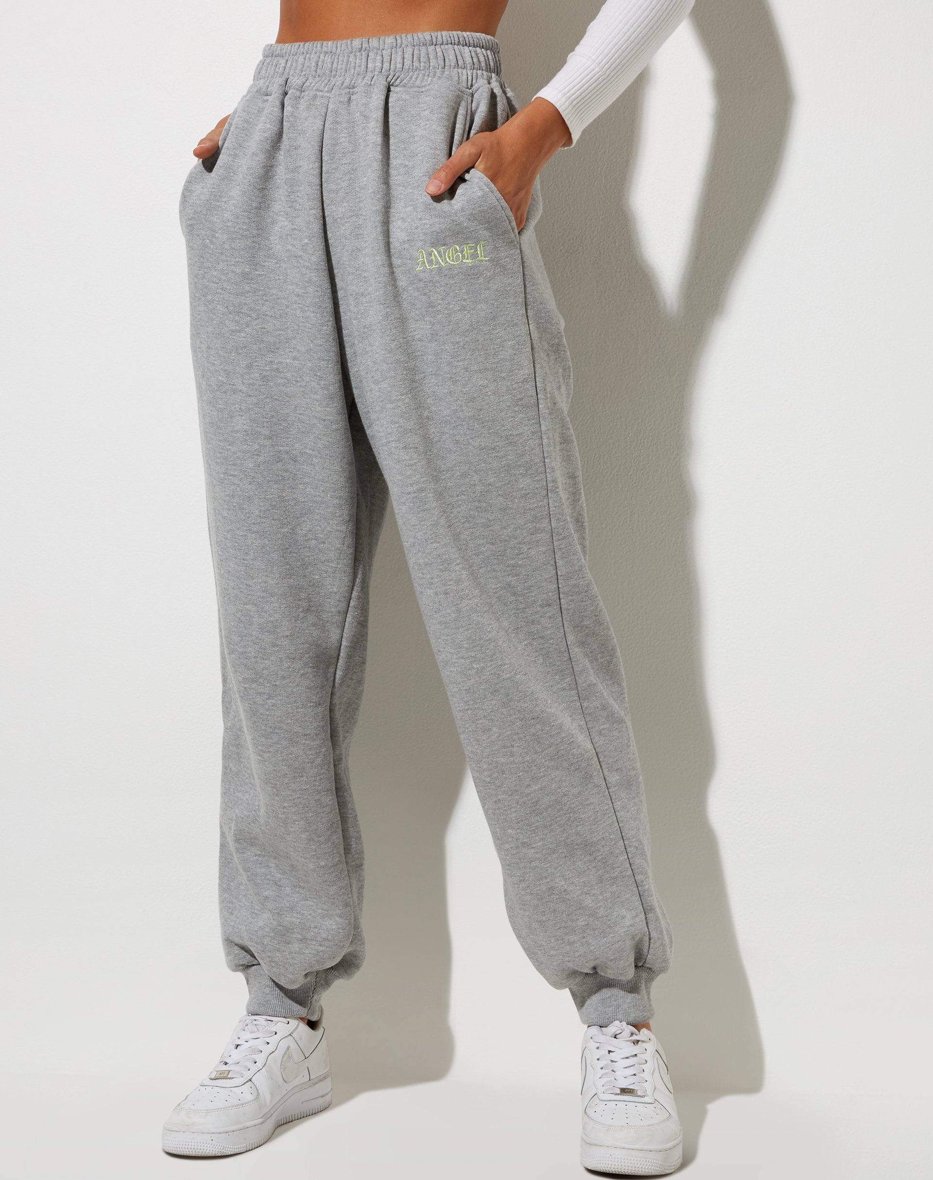 Immagine di Roider Jogger in grigio con ricamo a forma di angelo in limone