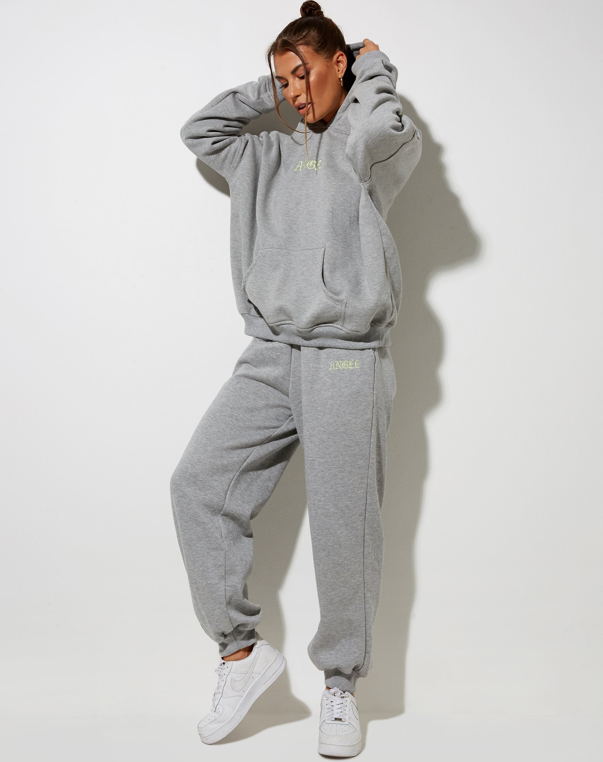 Immagine della felpa con cappuccio oversize di colore grigio con ricamo a forma di angelo di colore limone