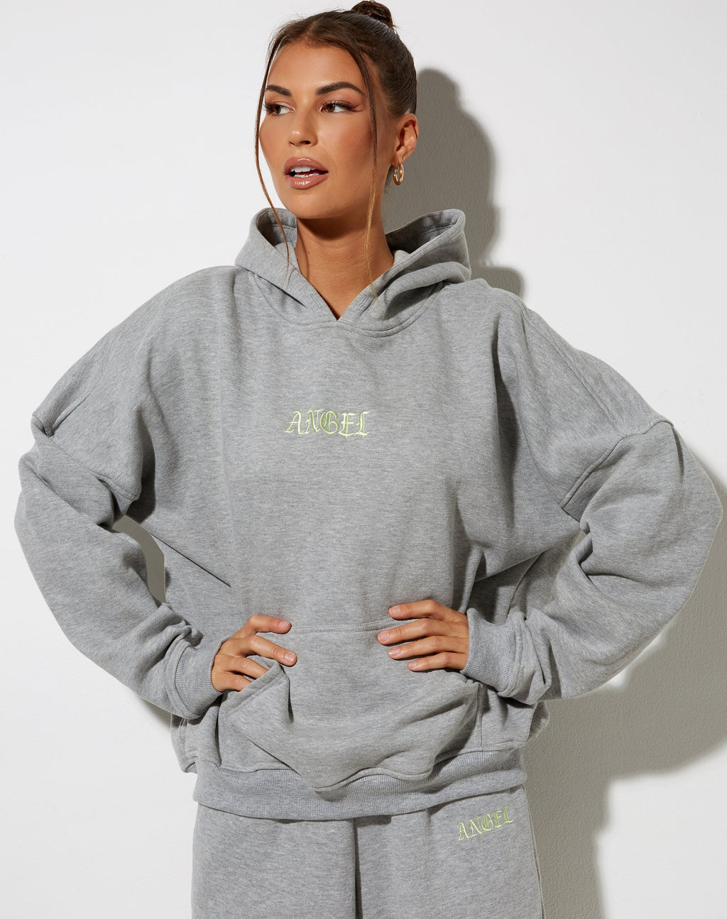 Felpa con cappuccio oversize in grigio con ricamo 'Angel' in limone