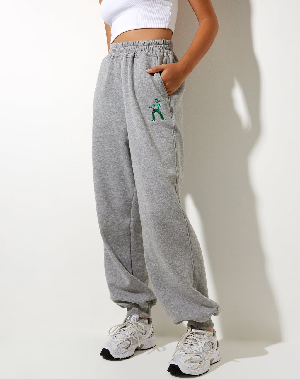 Roider Jogger in Greymarl con ricamo di figure danzanti
