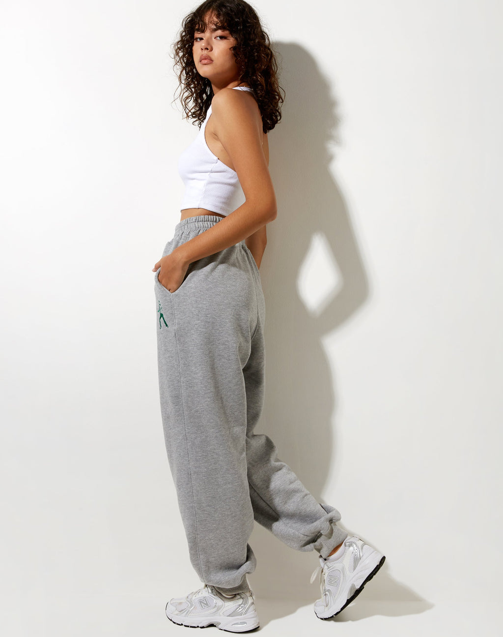 Roider Jogger in Greymarl con ricamo di figure danzanti