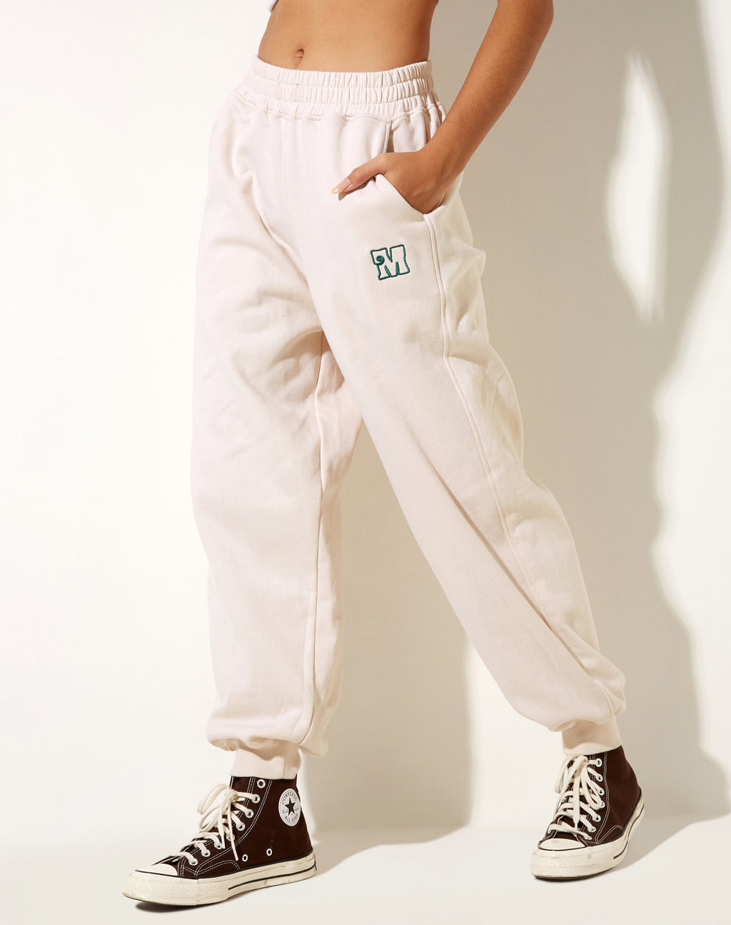Roider Jogger in verde bosco con ricamo a M in bianco invernale