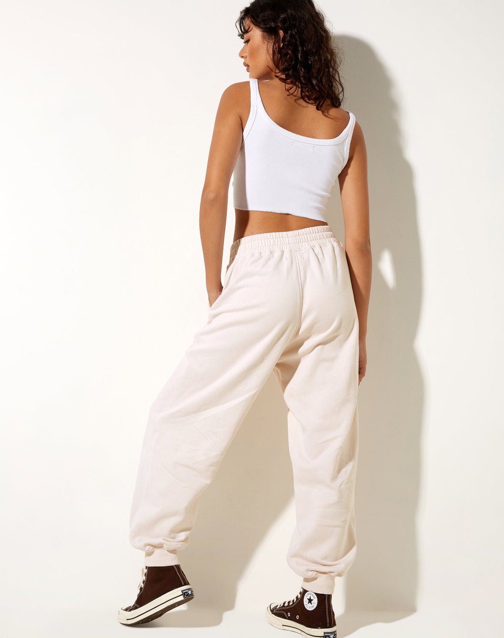 Roider Jogger in verde bosco con ricamo a M in bianco invernale