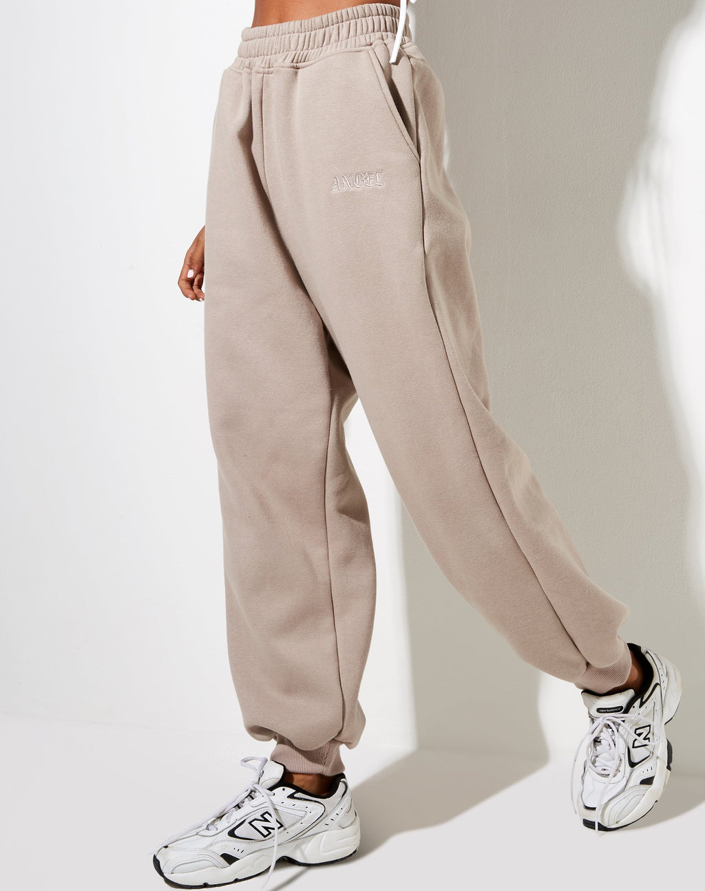 Jogger Roider con ricamo 'Angel' color fungo