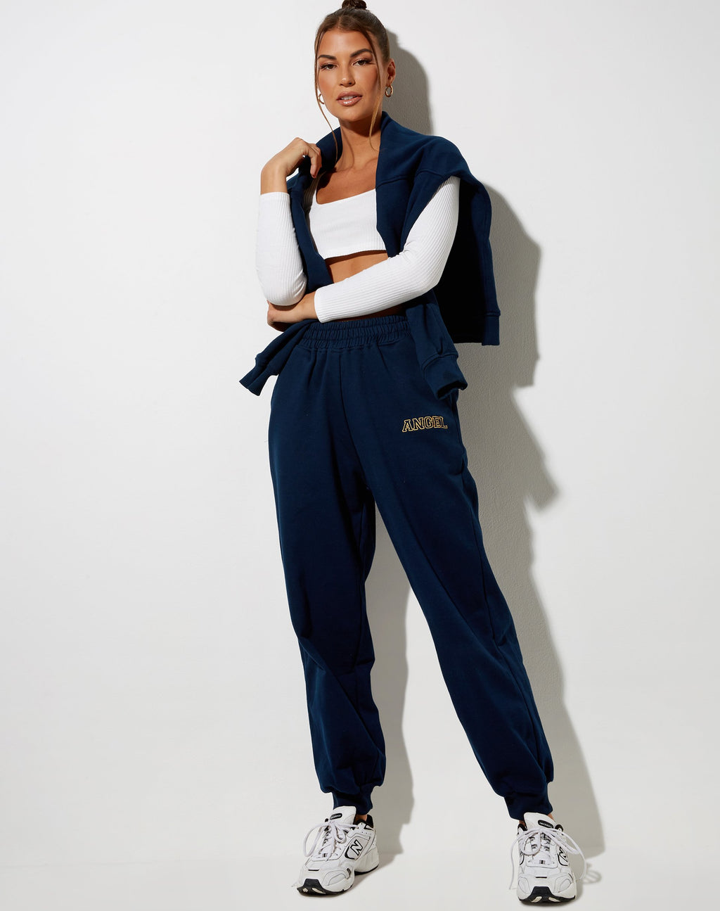 Roider Jogger in navy con ricamo 'Angel' in giallo