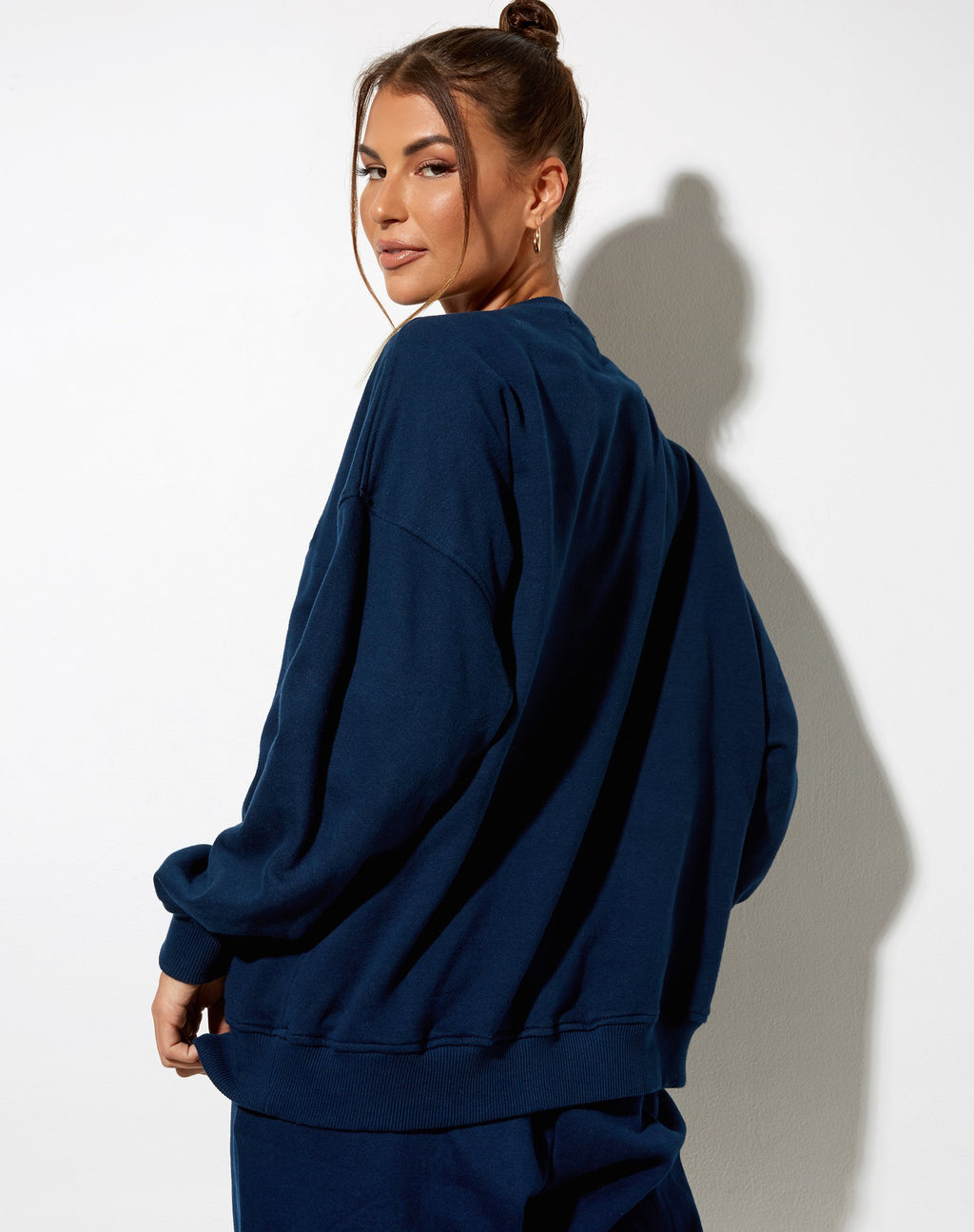 Felpa Glo in navy con ricamo 'Angel' in giallo