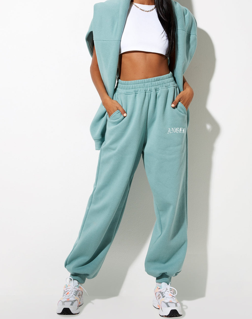 Jogger Roider con ricamo "Angel" in color verde mare