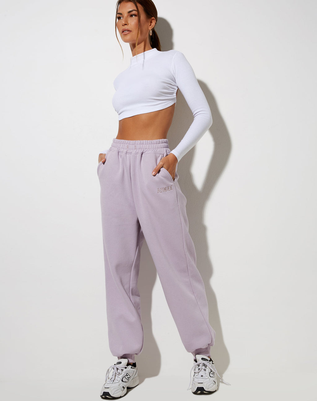 Jogger Roider con ricamo "Angel" in viola