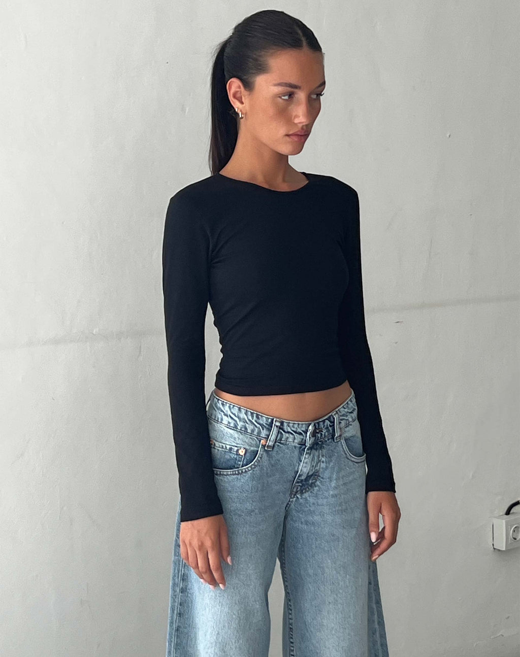 Top a maniche lunghe Bon in nero
